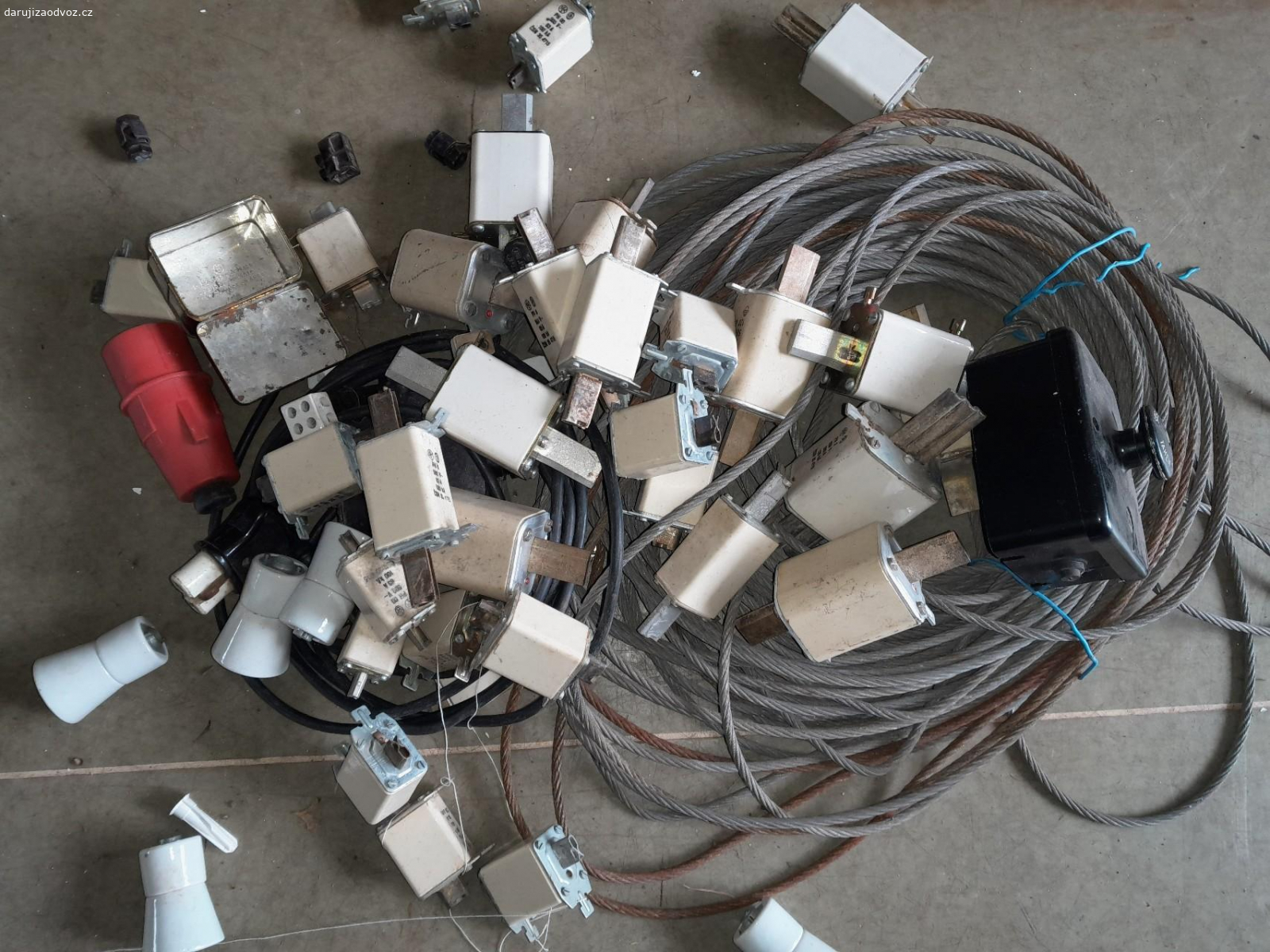 Skříňka plast, El.pojistky. Nabízím viz.foto skříňku a El.pojistky hadice C 2ks.neodzkousené.