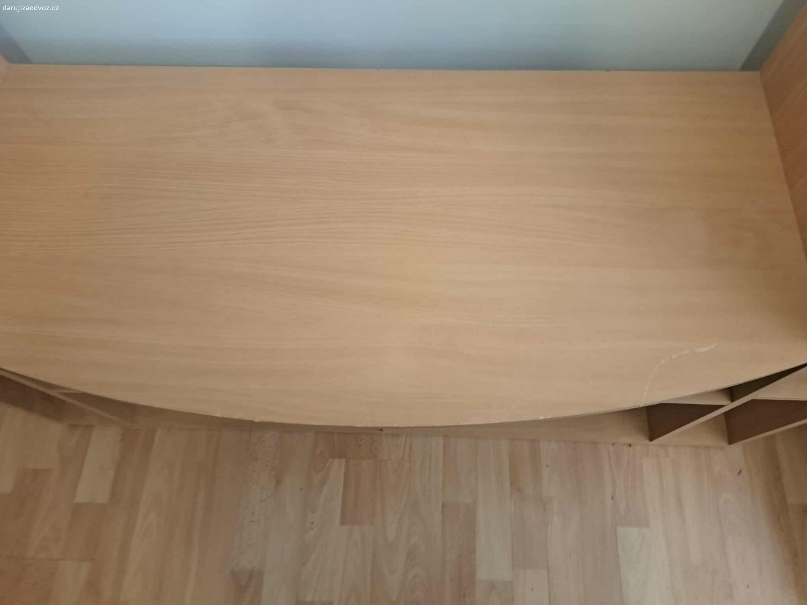 Skříňka pod televizi. Skříňka pod televizi s nastavitelnými poličkami.
Police po stranách mají velikost na DVD.