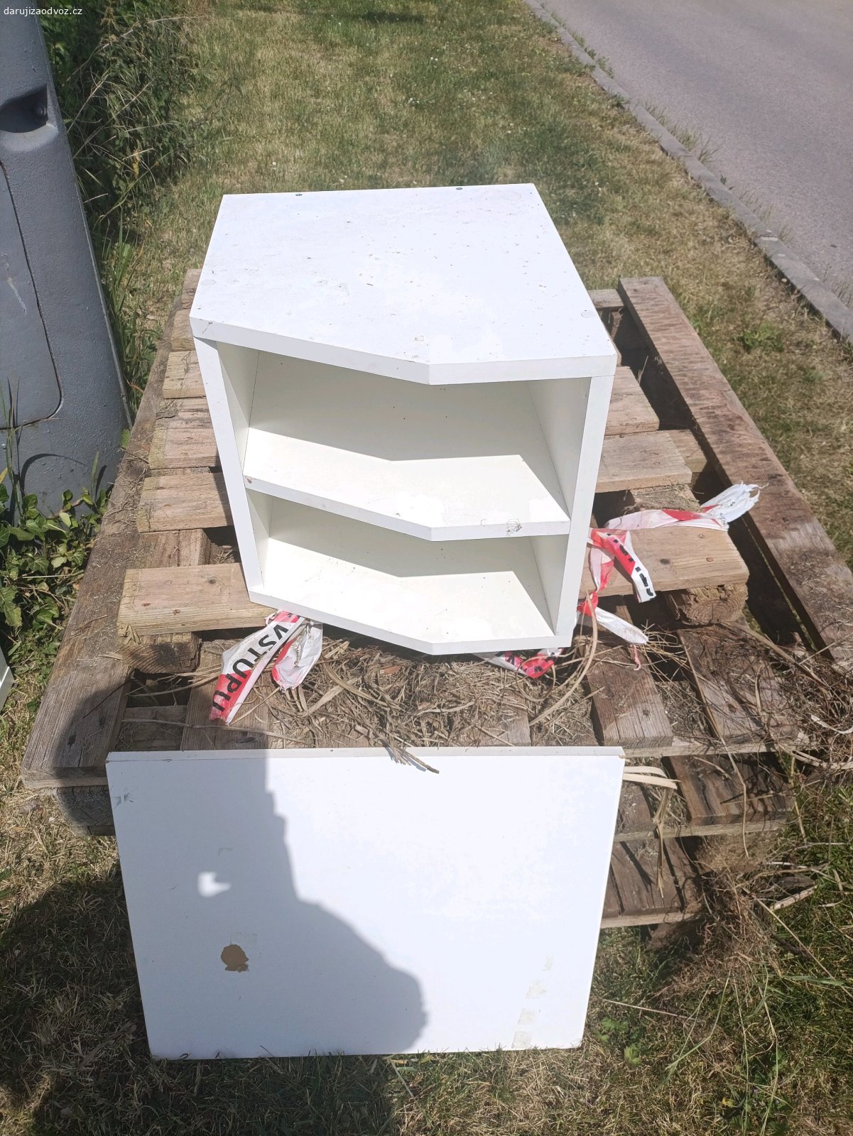 skříňka, poličky, botnik. Odložené u plotu v Nebušicích. Zatím zdá se nezmoklo v dobrém stavu.