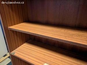 Skříňka s policemi