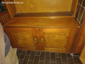 Skříňka s poličkou