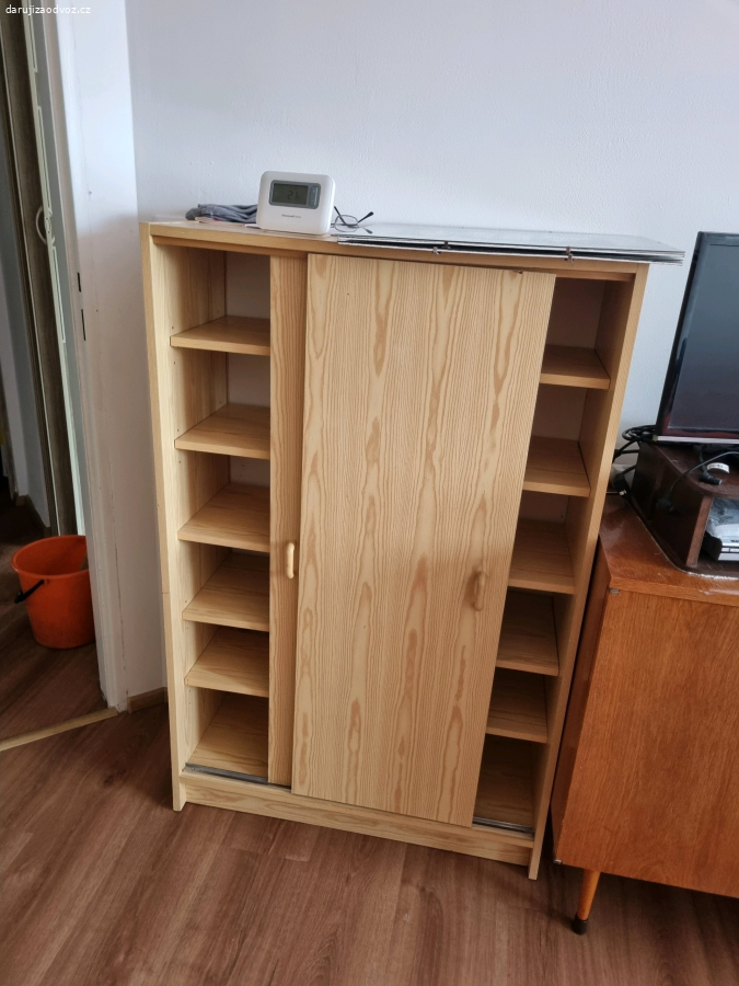skříňka s posuvnými dvířky