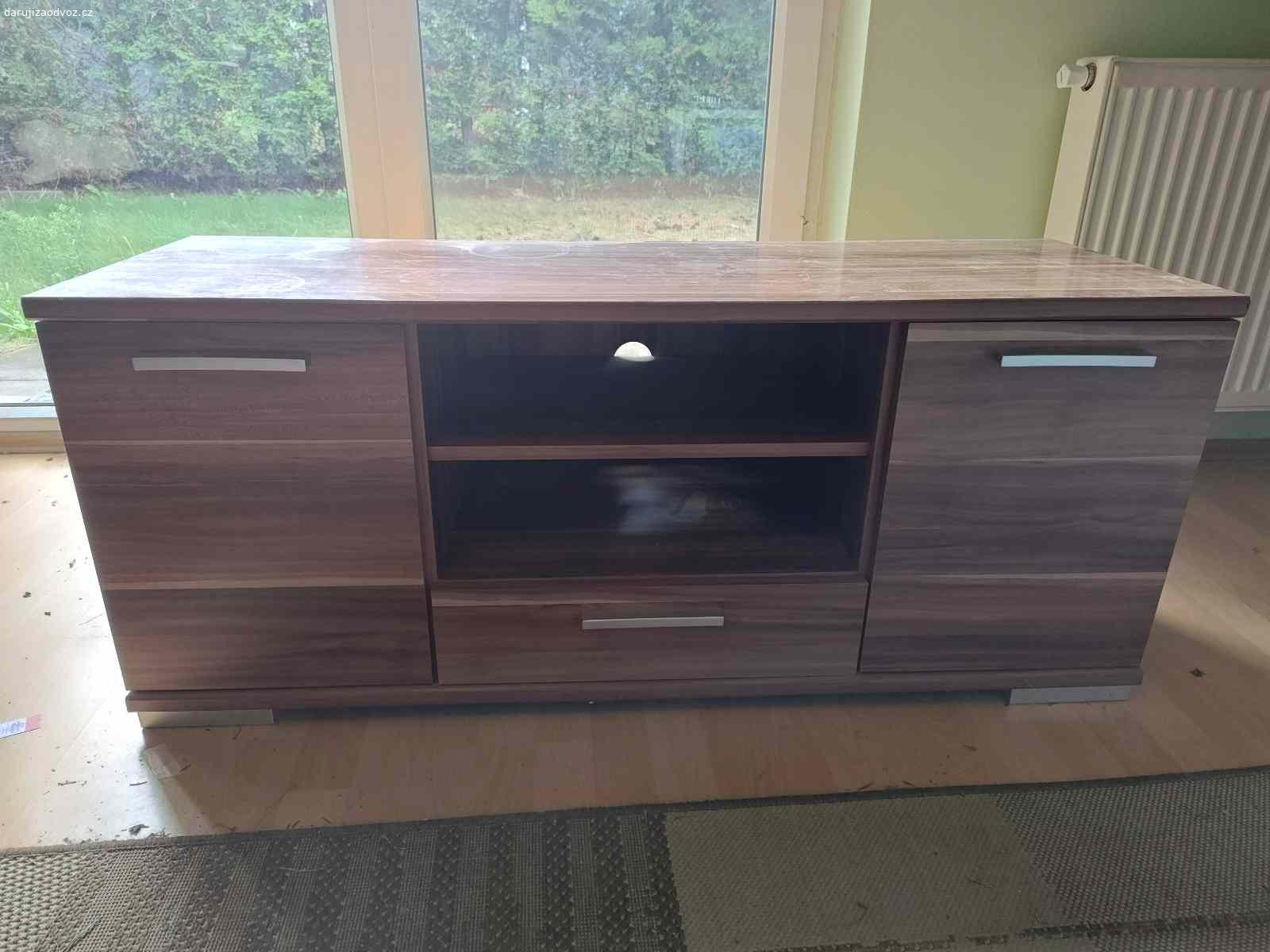 Skřínka/Stolek pod TV. Skřínka/Stolek pod TV, mírně poškozený od vody.