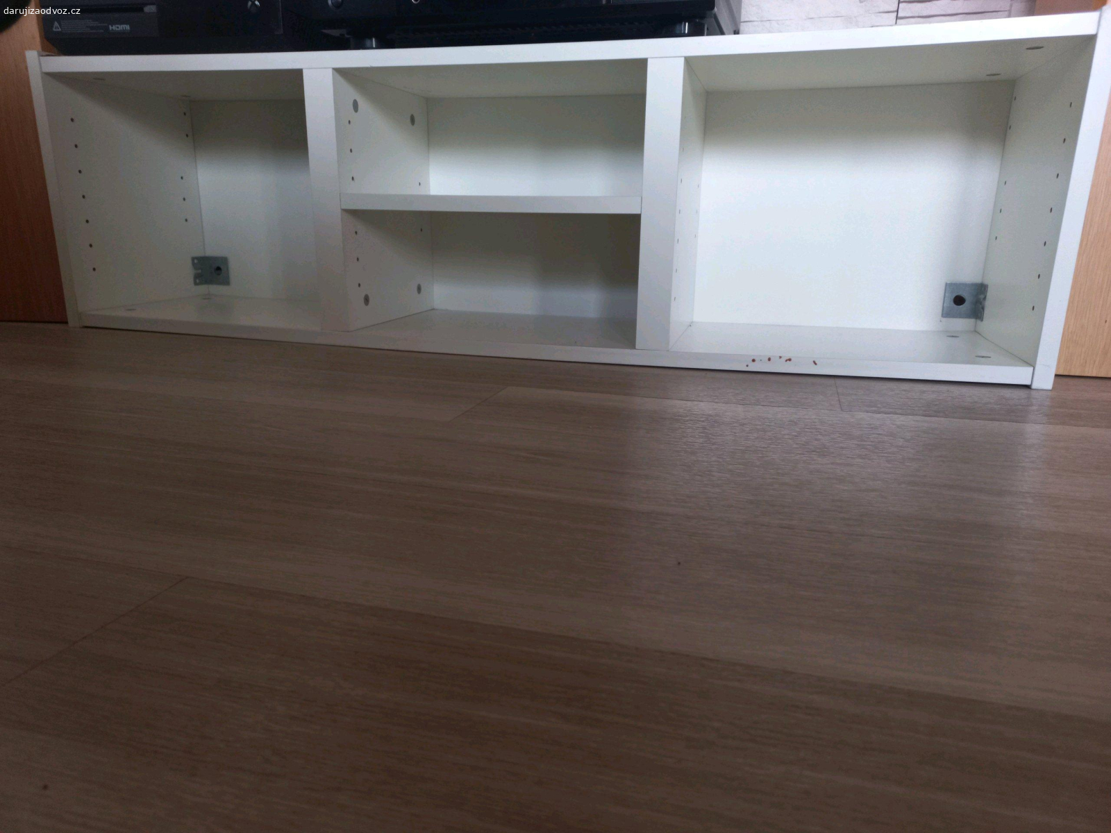 skříňka, TV stolek, knihovnička. Nabízím za odvoz ideálně v sadě starý používaný nábytek.
Skříňka, TV stolek, knihovnička bez věci.
Místo předání Ohradní 421/22 Praha 4 Michle. Výtah 5.patro.
