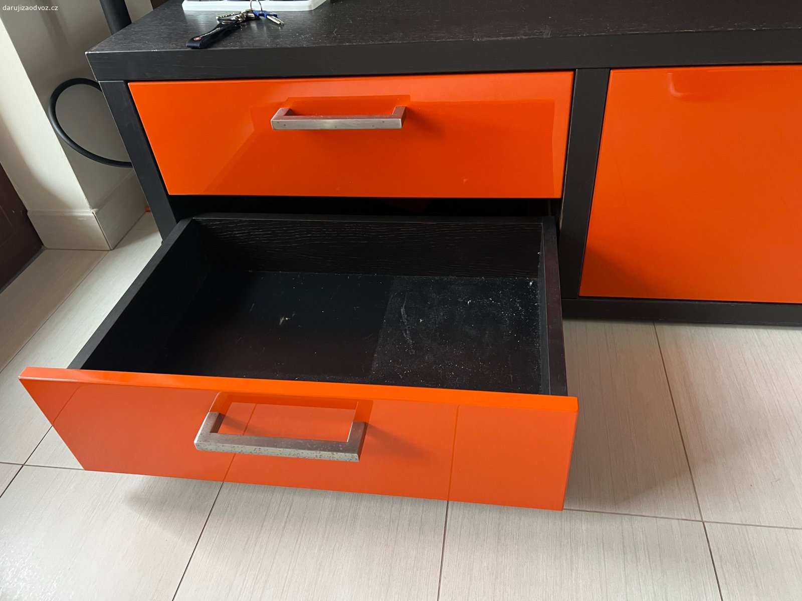 Skříňka z předsíně. Daruji za odvoz skříňku z předsíně. Dá se použít i jako skříňka pod TV. 
materiál dřevo - masivní dýha - nedá se rozložit.  Rozměry - 192 x 45 x 45