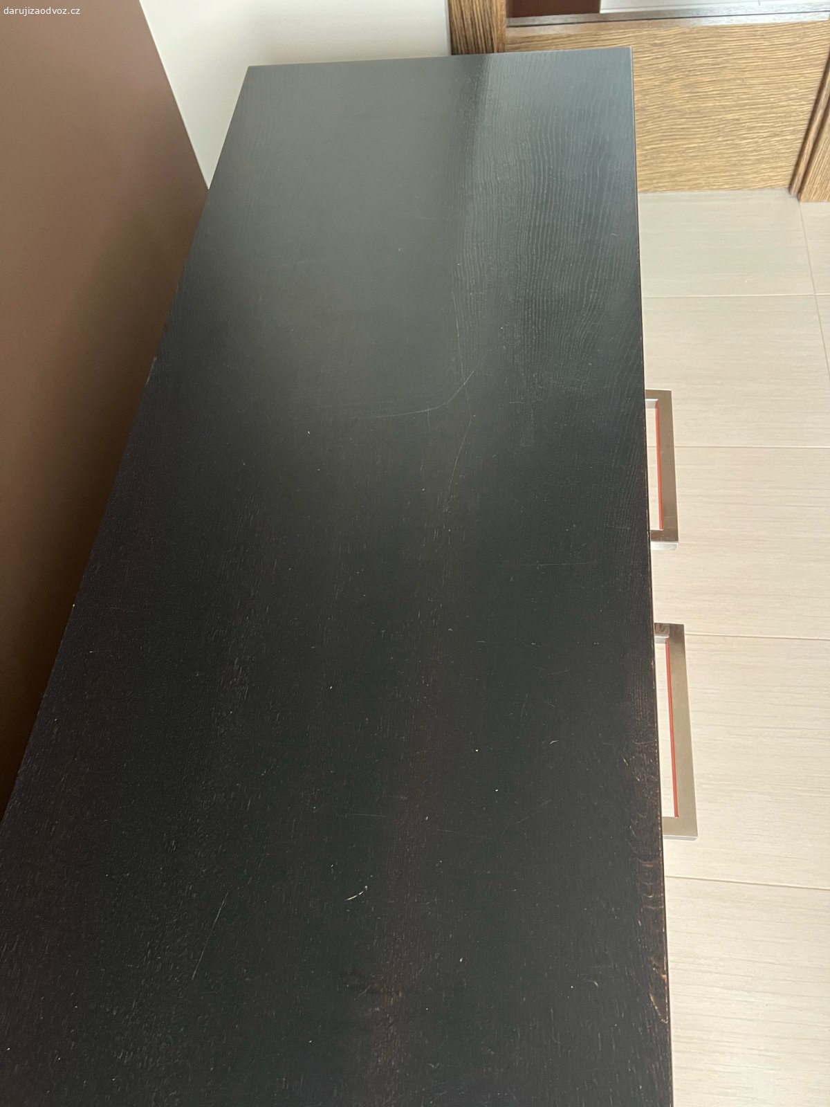 Skříňka z předsíně. Daruji za odvoz skříňku z předsíně. Dá se použít i jako skříňka pod TV. 
materiál dřevo - masivní dýha - nedá se rozložit.  Rozměry - 192 x 45 x 45