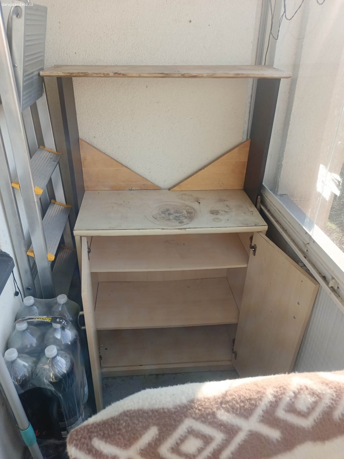 skříňka. datujeme tuto skříňku na balkon na kytky,nebo cokoliv jiného. ještě je pěna a určitě ještě někomu poslouží. ten nástavec nahotě se dá oddělat. panty a vše stále funkční