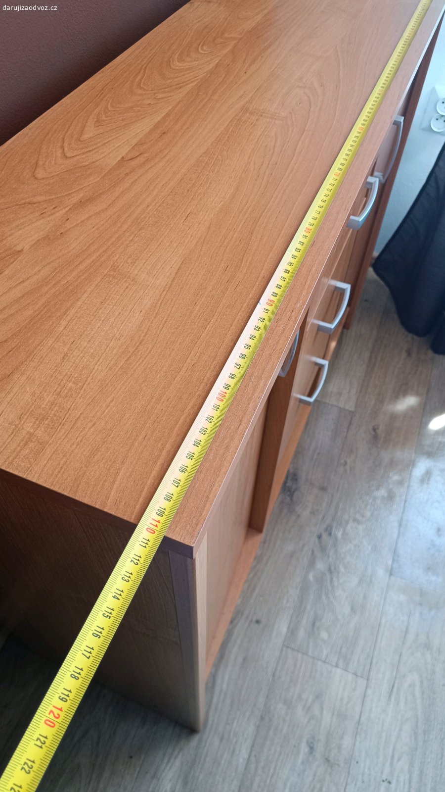 skříňka. k vyzvednutí v Kryrech.