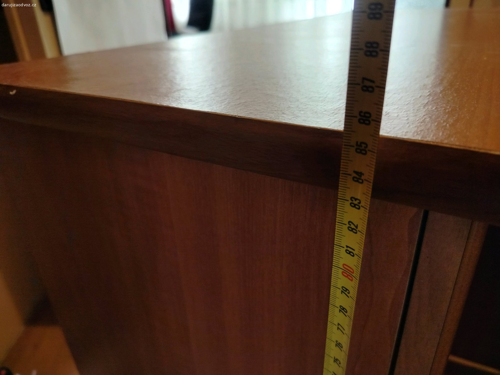 skříňka. Vrchní deska nabobtnalá kvůli květinám