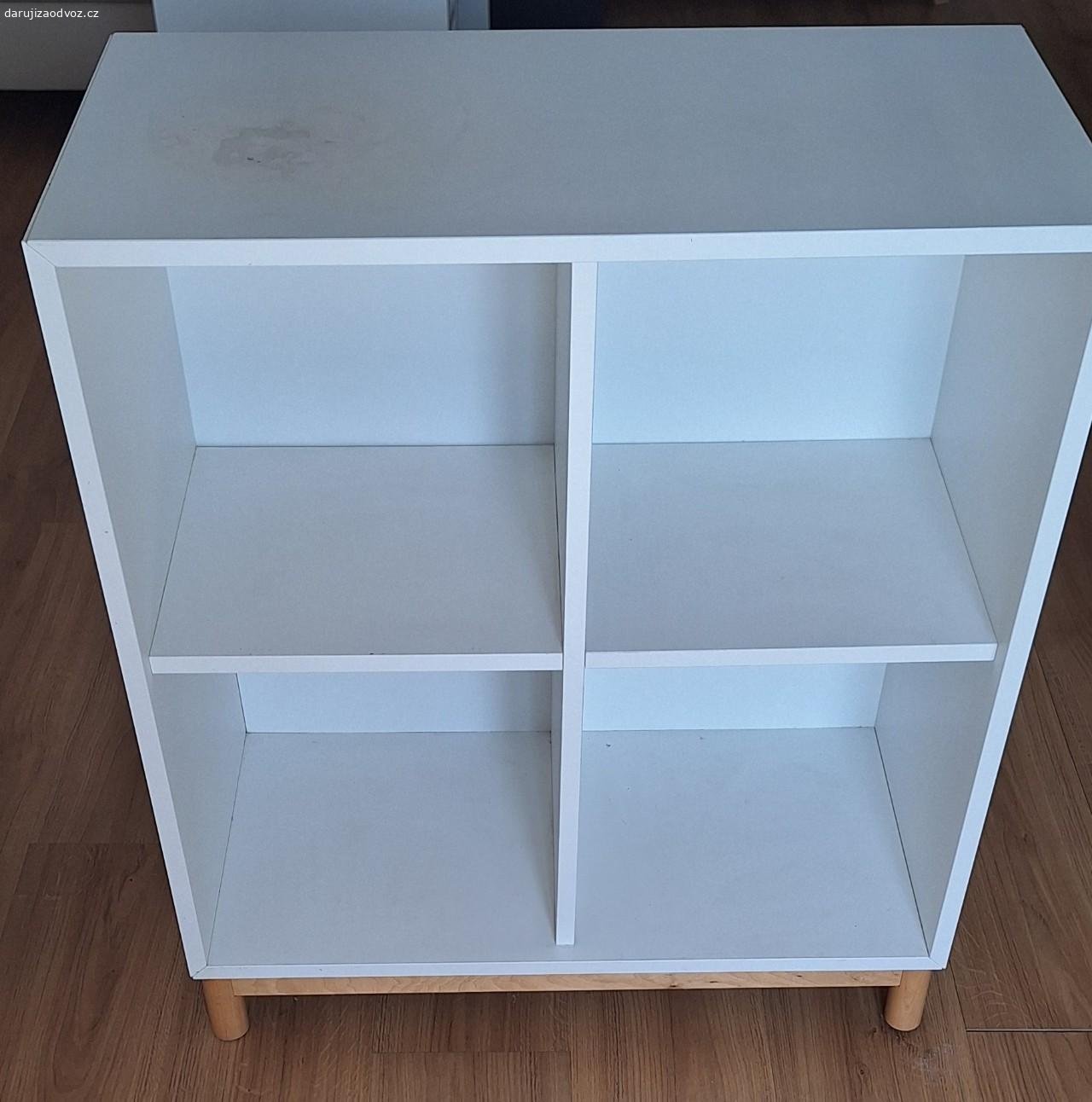 Skříňky Ikea. Daruji bílé policové skříňky IKEA.
Vhodná na knihy, dekorace, hračky nebo jako menší TV stolek.
Rozměry:
šířka: 70cm
výška: 70 cm (+ nožičky 10 cm)
hloubka: 35 cm
Barva: bílá
Pokud si pretřete, můžou ještě hezky sloužit