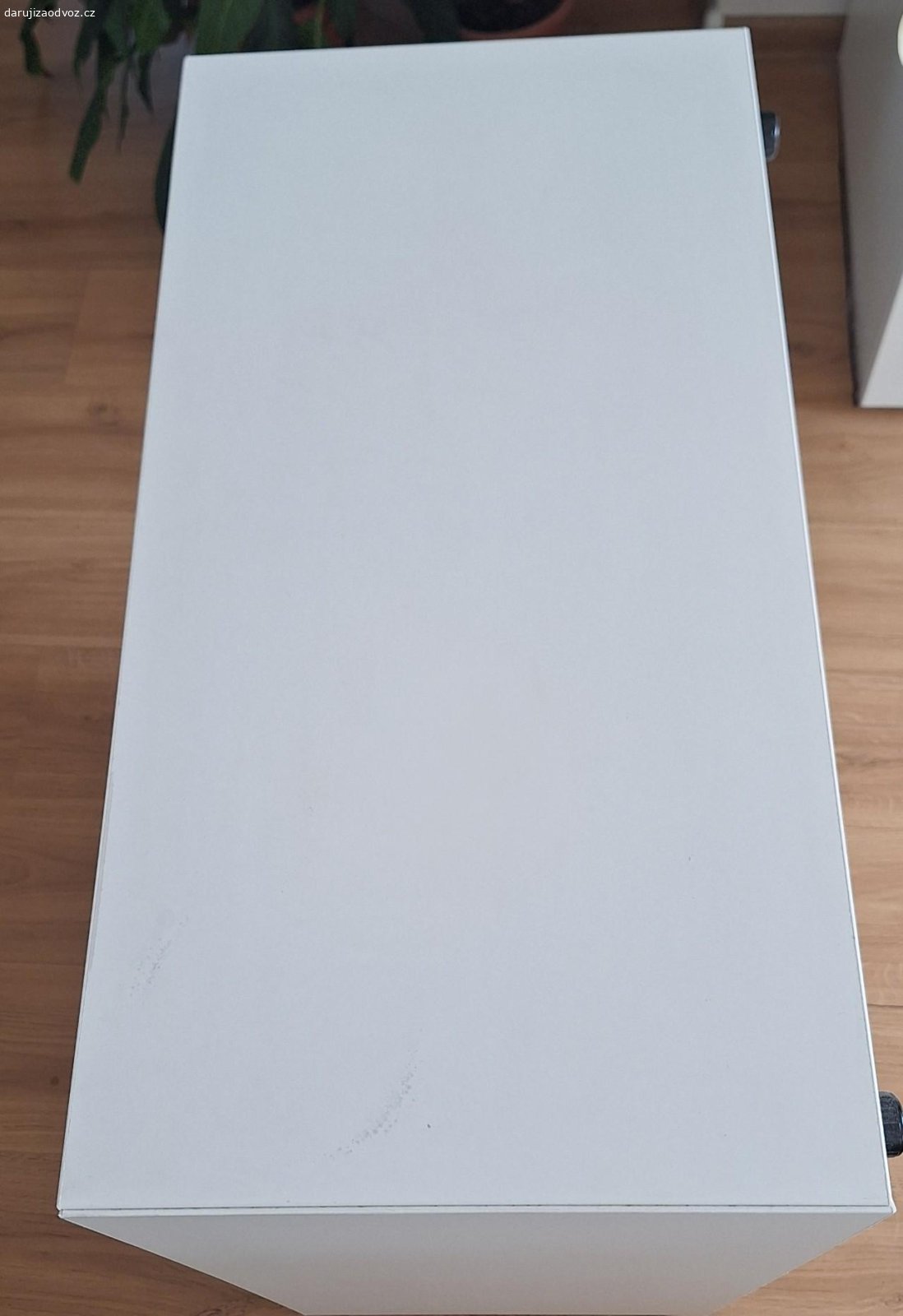 Skříňky Ikea. Daruji bílé policové skříňky IKEA.
Vhodná na knihy, dekorace, hračky nebo jako menší TV stolek.
Rozměry:
šířka: 70cm
výška: 70 cm (+ nožičky 10 cm)
hloubka: 35 cm
Barva: bílá
Pokud si pretřete, můžou ještě hezky sloužit