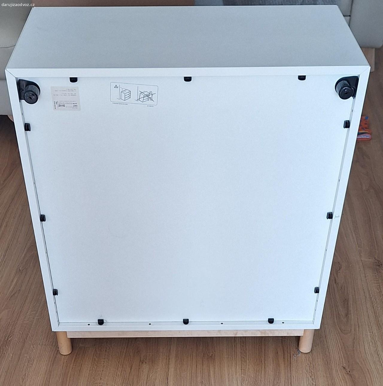 Skříňky Ikea. Daruji bílé policové skříňky IKEA.
Vhodná na knihy, dekorace, hračky nebo jako menší TV stolek.
Rozměry:
šířka: 70cm
výška: 70 cm (+ nožičky 10 cm)
hloubka: 35 cm
Barva: bílá
Pokud si pretřete, můžou ještě hezky sloužit