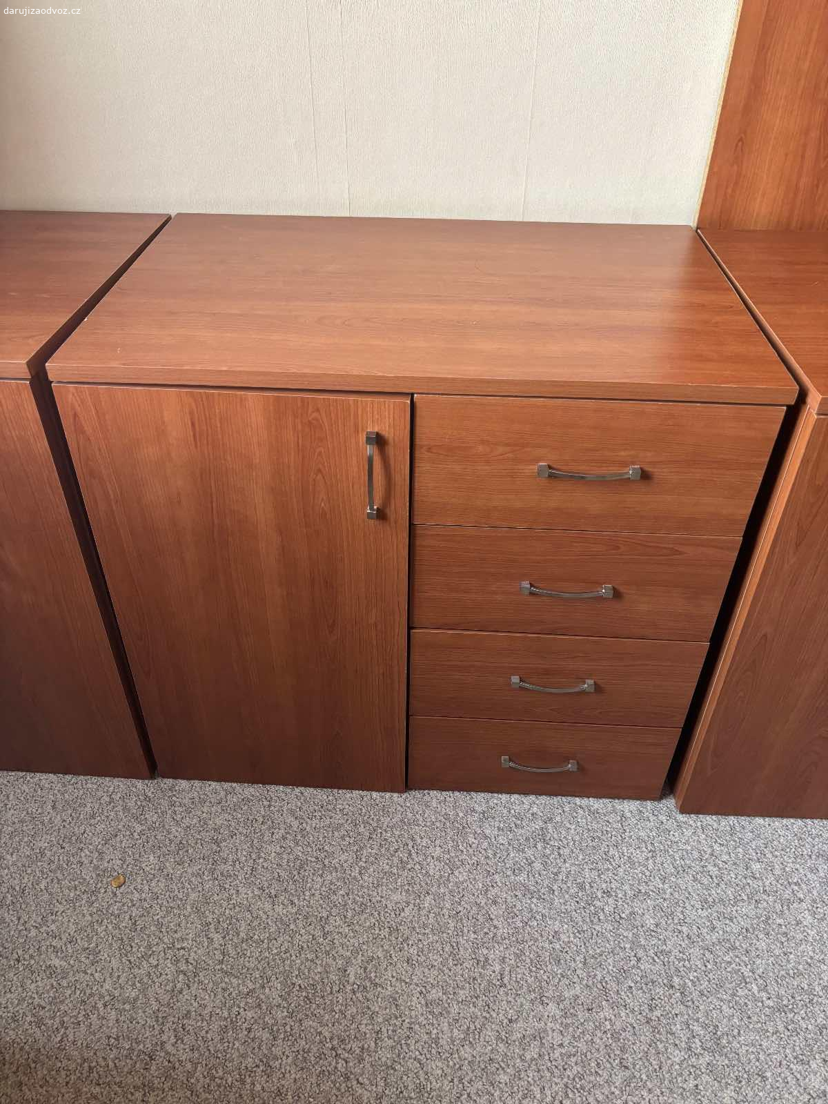 Skříňky - lamino. Daruji skříňky z lamina, třešeň, hloubka 50cm, šířka 110cm (skřínka 1), 75cm (skříňka 2 a 3), výška cca 80-85cm. 
Skříňka jedna sloužila jako skříňka pod akvárium, má zesílené vyztužení desky, může ale sloužit i k běžným účelům. 
Drobná opotřebení, celkově v dobrém stavu.