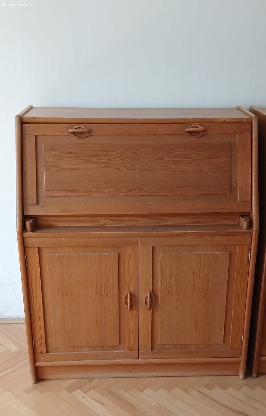 Skříňky masiv. Dvě skřínky masiv, výška 108 cm, šířka 90 cm, hloubka 45
Zleva:
sekretář - k dispozici 
poličky + zásuvky - k dispozici 
Zachovalé, funkční 
Za odvoz, i jednotlivě