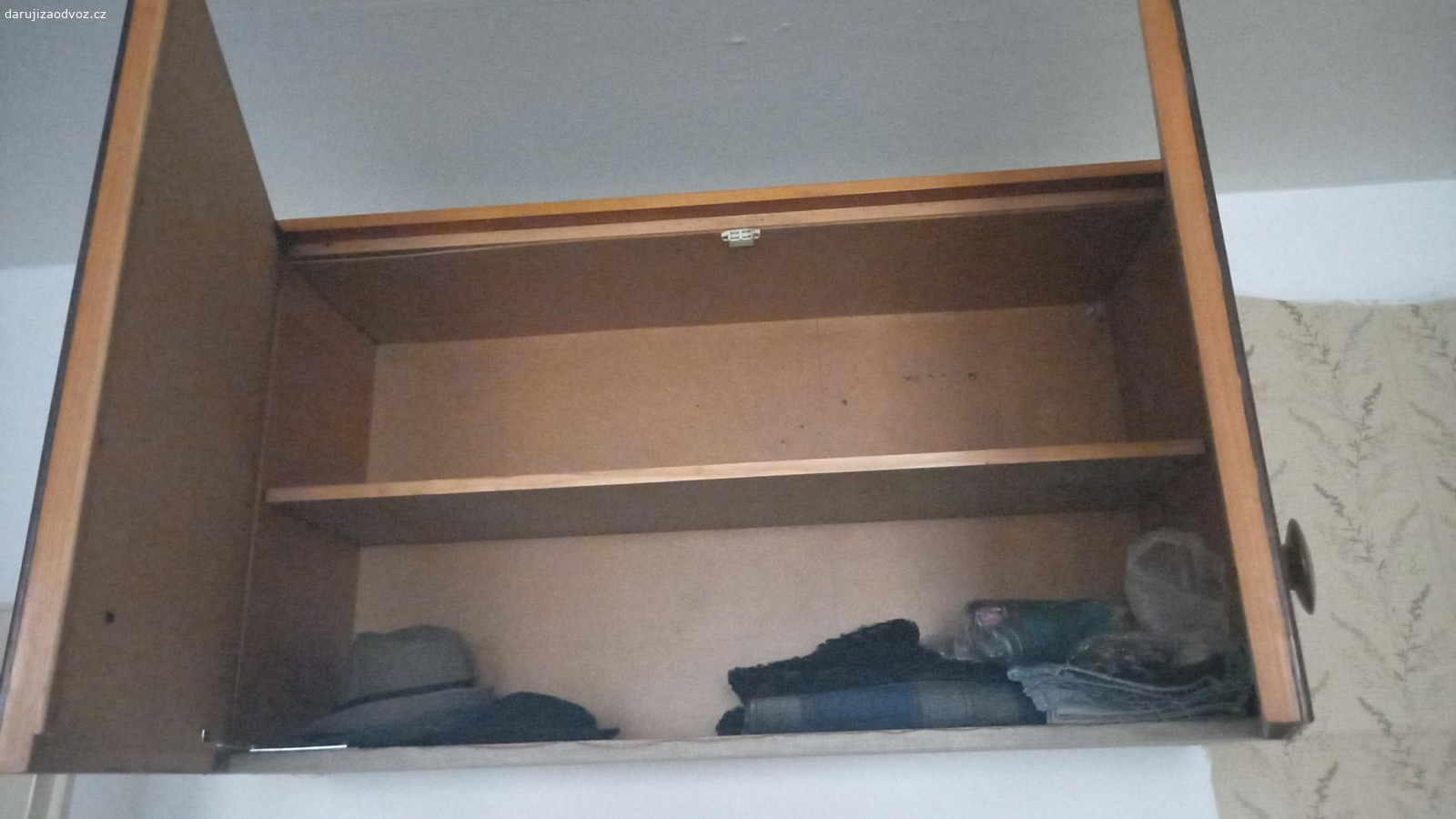 skříňky. zajímavě olištované skříňky, 70.léta, až 5 ks