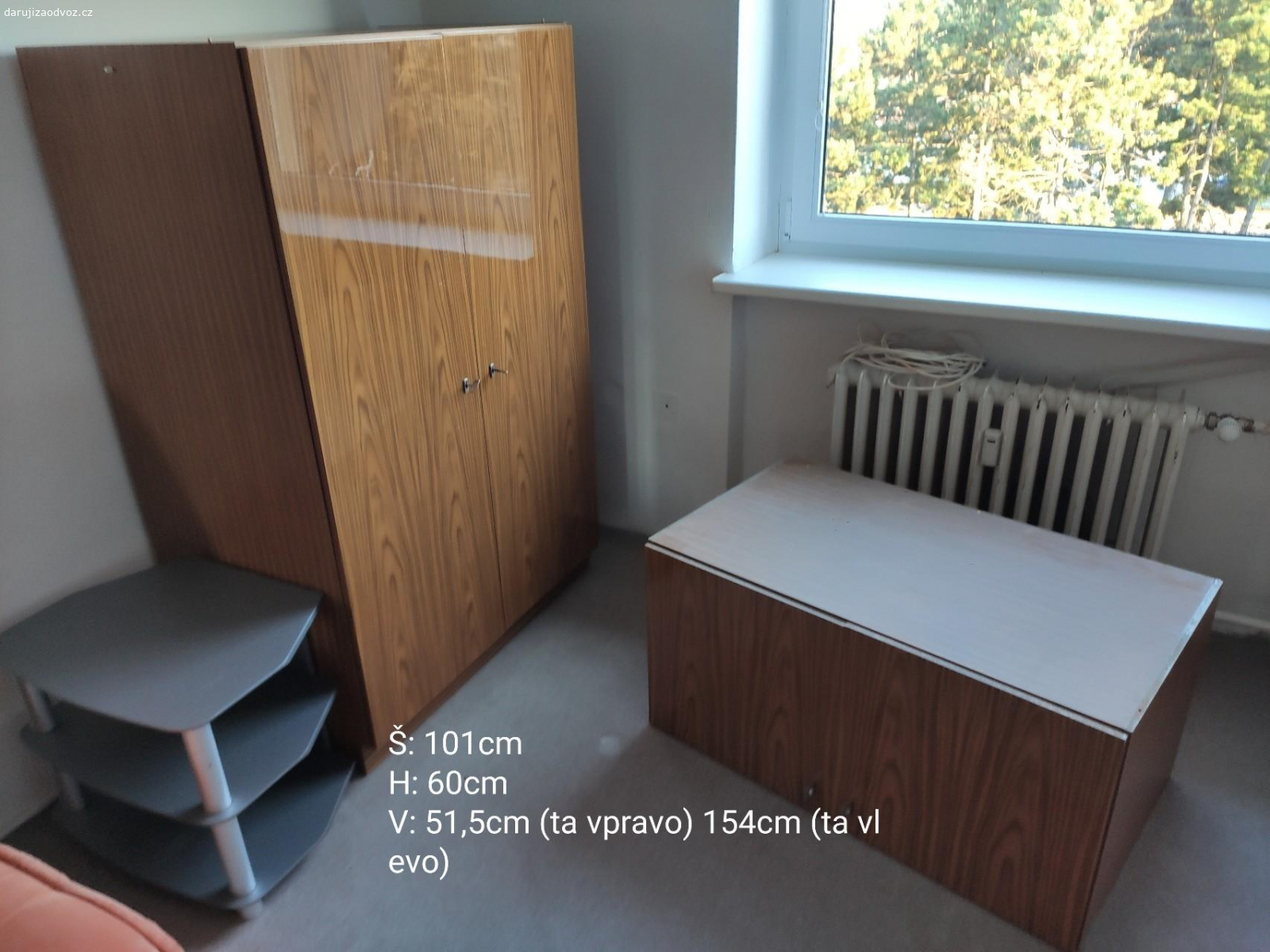 Skříňová stěna kompliment. Celkem 10 dílů skříňové stěny kompliment, ve dvou případech je vylomená stěna v oblasti čepu (viz foto) jinak překvapivě zachovalý stav. Červené čáry značí místa kde se od sebe dají jednotlivé díly oddělit, do obrázku jsou vepsané rozměry dílů.
Ty dvě škrtlé už nejsou.
Daruji za odvoz.