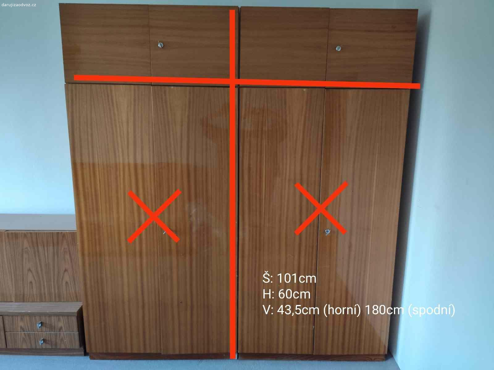 Skříňová stěna kompliment. Celkem 10 dílů skříňové stěny kompliment, ve dvou případech je vylomená stěna v oblasti čepu (viz foto) jinak překvapivě zachovalý stav. Červené čáry značí místa kde se od sebe dají jednotlivé díly oddělit, do obrázku jsou vepsané rozměry dílů.
Ty dvě škrtlé už nejsou.
Daruji za odvoz.