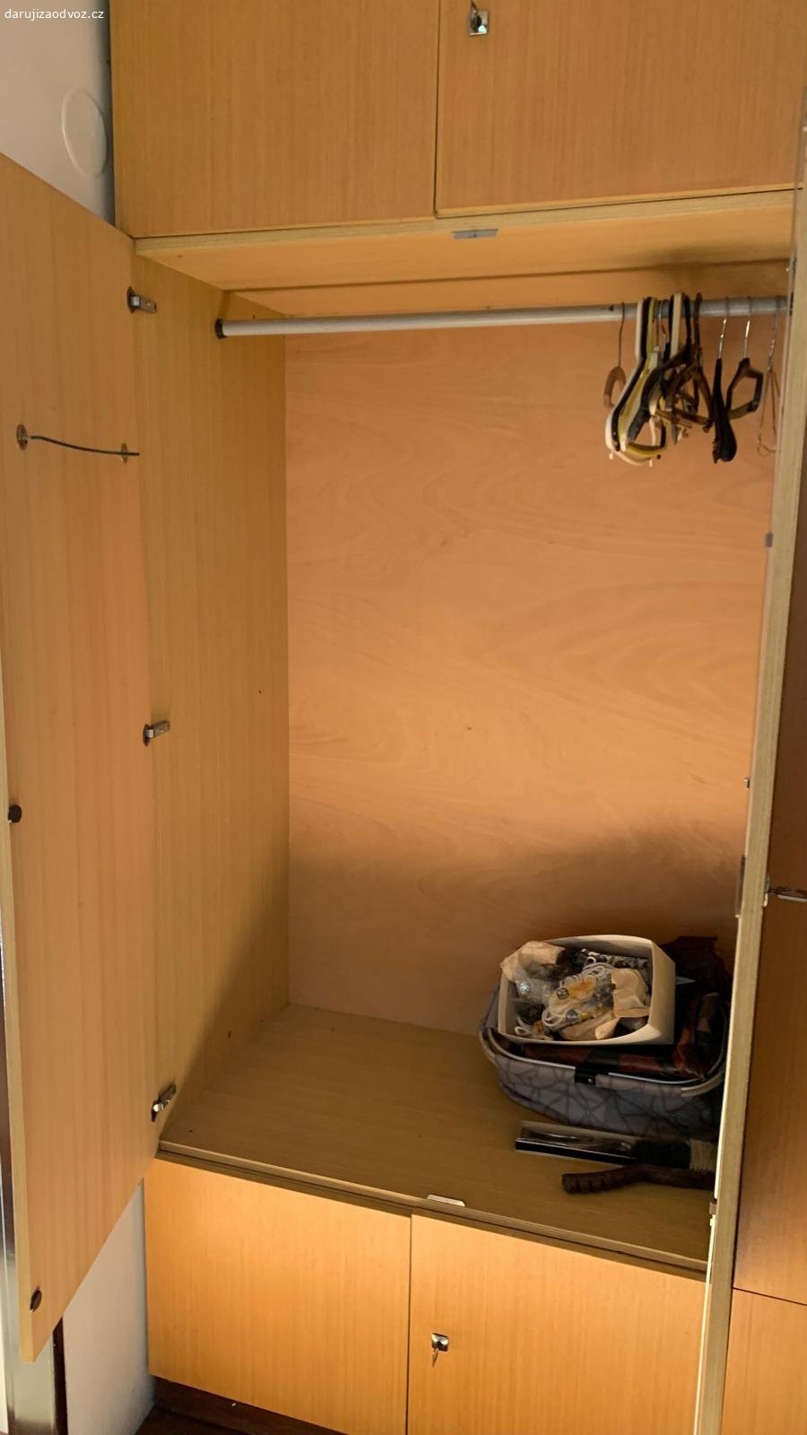 Skříňová stěna z několika ks skříní. Daruji za odvoz, skříňovou stěnu je nutné rozebrat na místě, nelze přestěhovat jako jeden kus.
Celková výška 254 cm, celková šíře 251cm, hloubka 60 cm
Na emaily nereaguji, pouze SMS, Whatsapp, hovor.
Vyzvednutí pouze víkendy