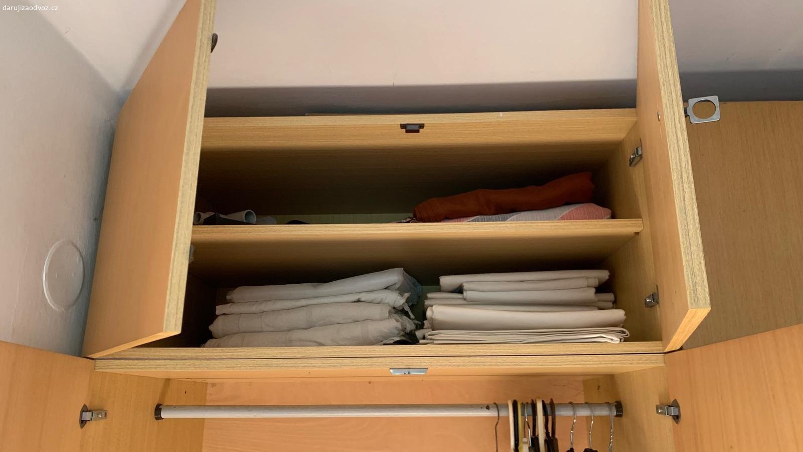 Skříňová stěna z několika ks skříní. Daruji za odvoz, skříňovou stěnu je nutné rozebrat na místě, nelze přestěhovat jako jeden kus.
Celková výška 254 cm, celková šíře 251cm, hloubka 60 cm
Na emaily nereaguji, pouze SMS, Whatsapp, hovor.
Vyzvednutí pouze víkendy