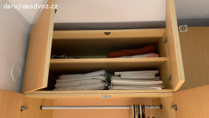 Skříňová stěna z několika ks skříní