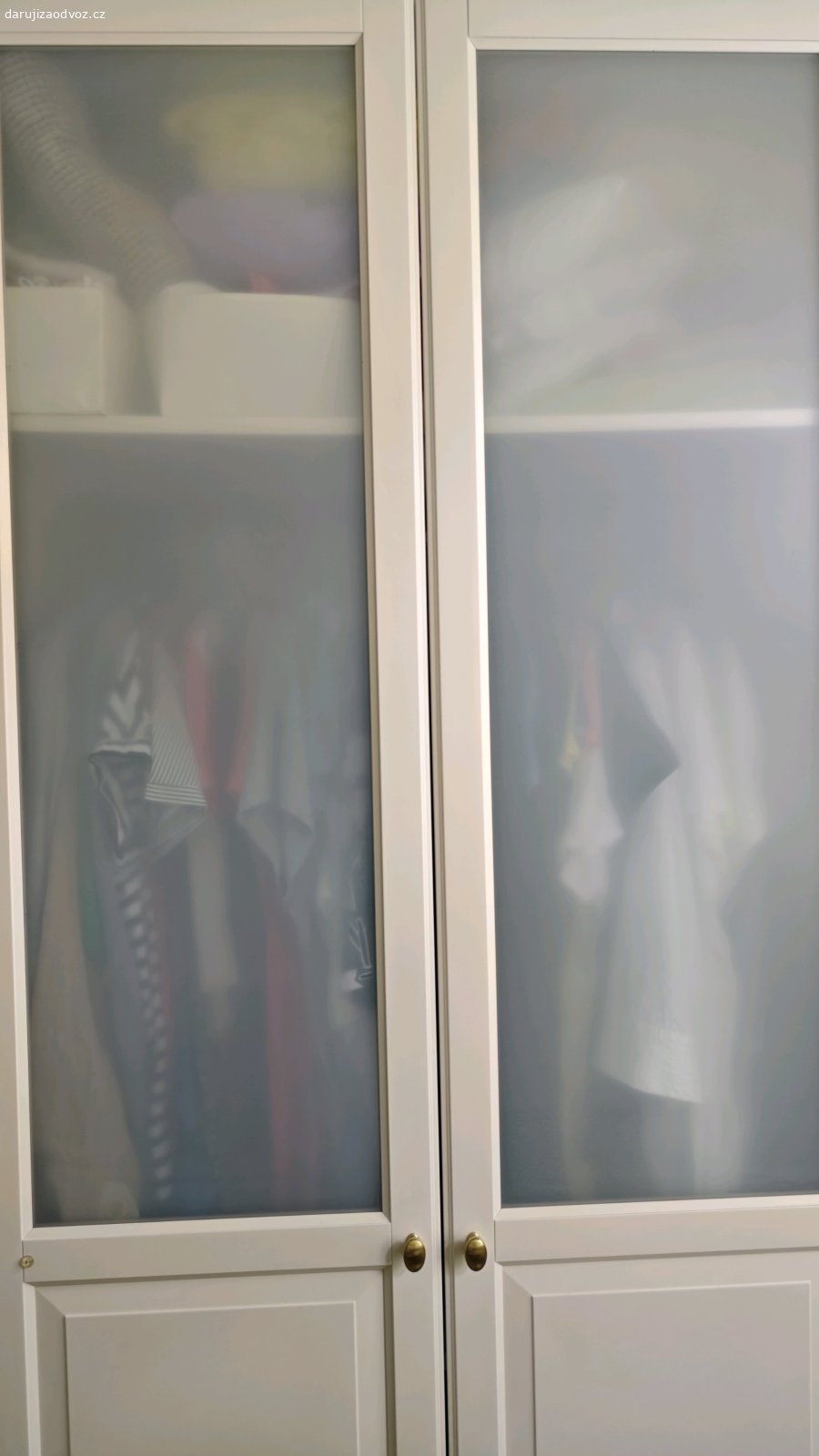 Skříňové dveře Tyssedal - Ikea. Daruji cca 7 let staré dveře od skříně Pax.Všechny co jsou na obrázku (4), bez pantů. Barva je matná bílá(není to jasná bílá). Barva úchytek je zlatá. Větší oděrka nafocena. Skleněné výplně bez vady. Rozměry 229×50.Vhodné na nátěr.
