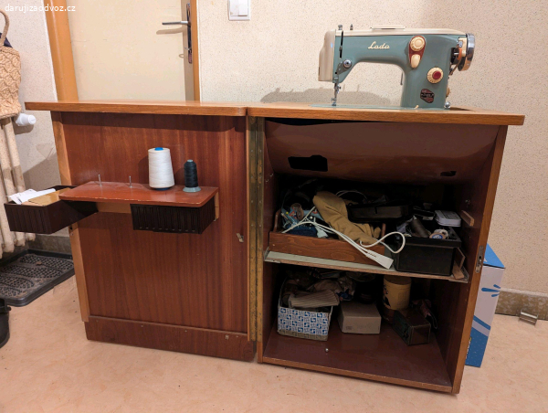 skříňový šicí stroj Lada