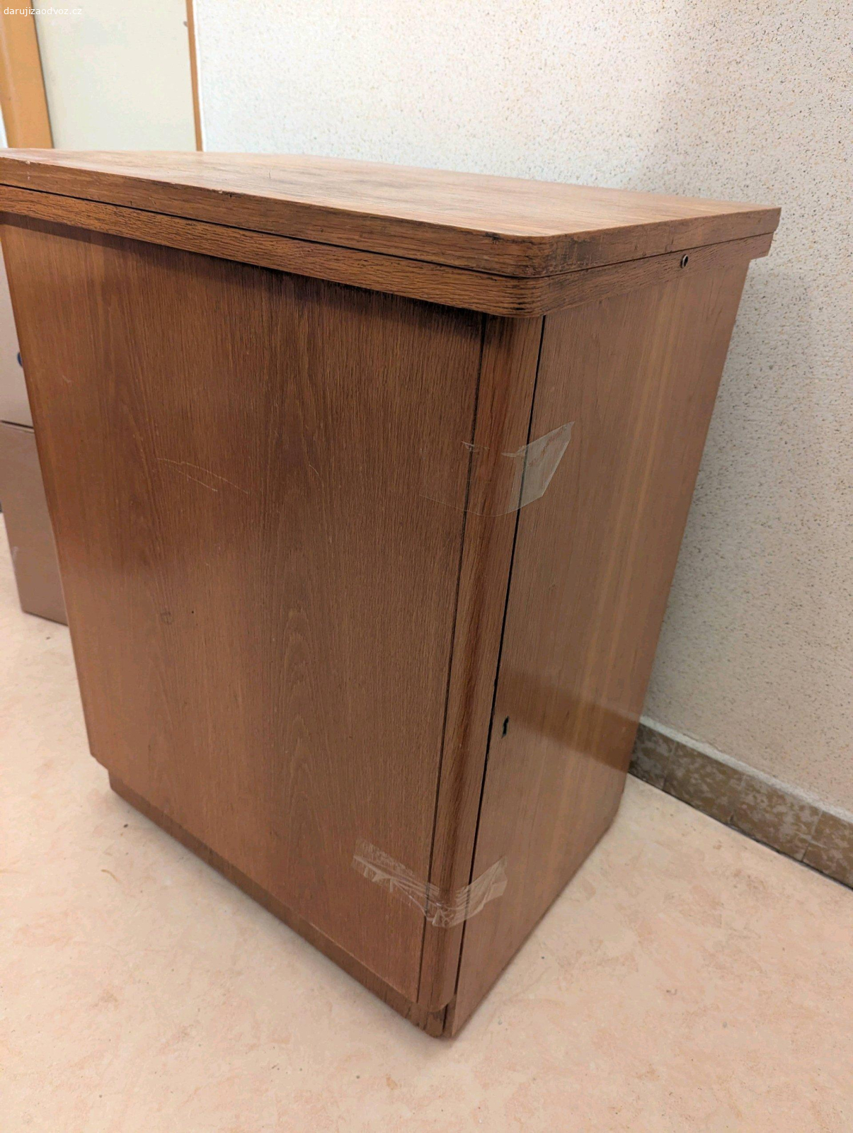 skříňový šicí stroj Lada. Funkční, ale potřebuje seřídit. Chybí klíček. 
K vyzvednutí v Karlových Varech, část Bohatice. K domu jde zajet autem a vynést z přízemí.