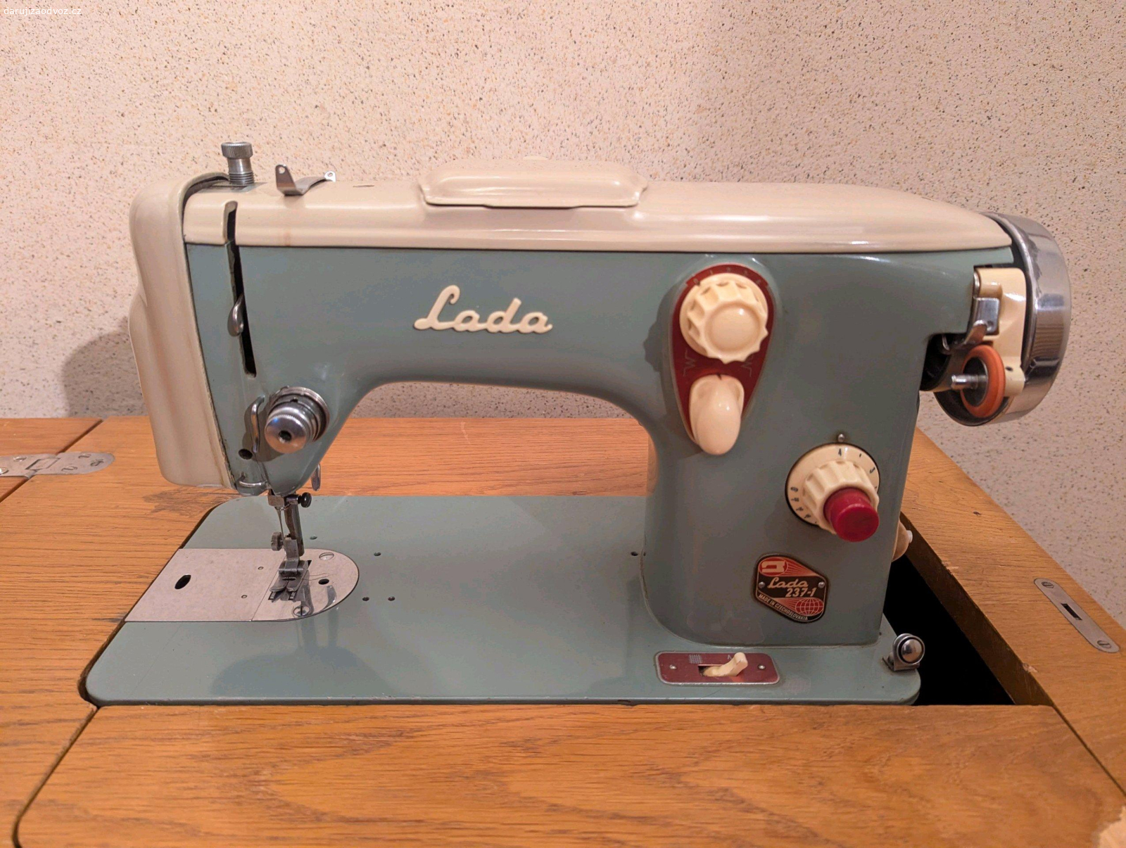 skříňový šicí stroj Lada. Funkční, ale potřebuje seřídit. Chybí klíček. 
K vyzvednutí v Karlových Varech, část Bohatice. K domu jde zajet autem a vynést z přízemí.
