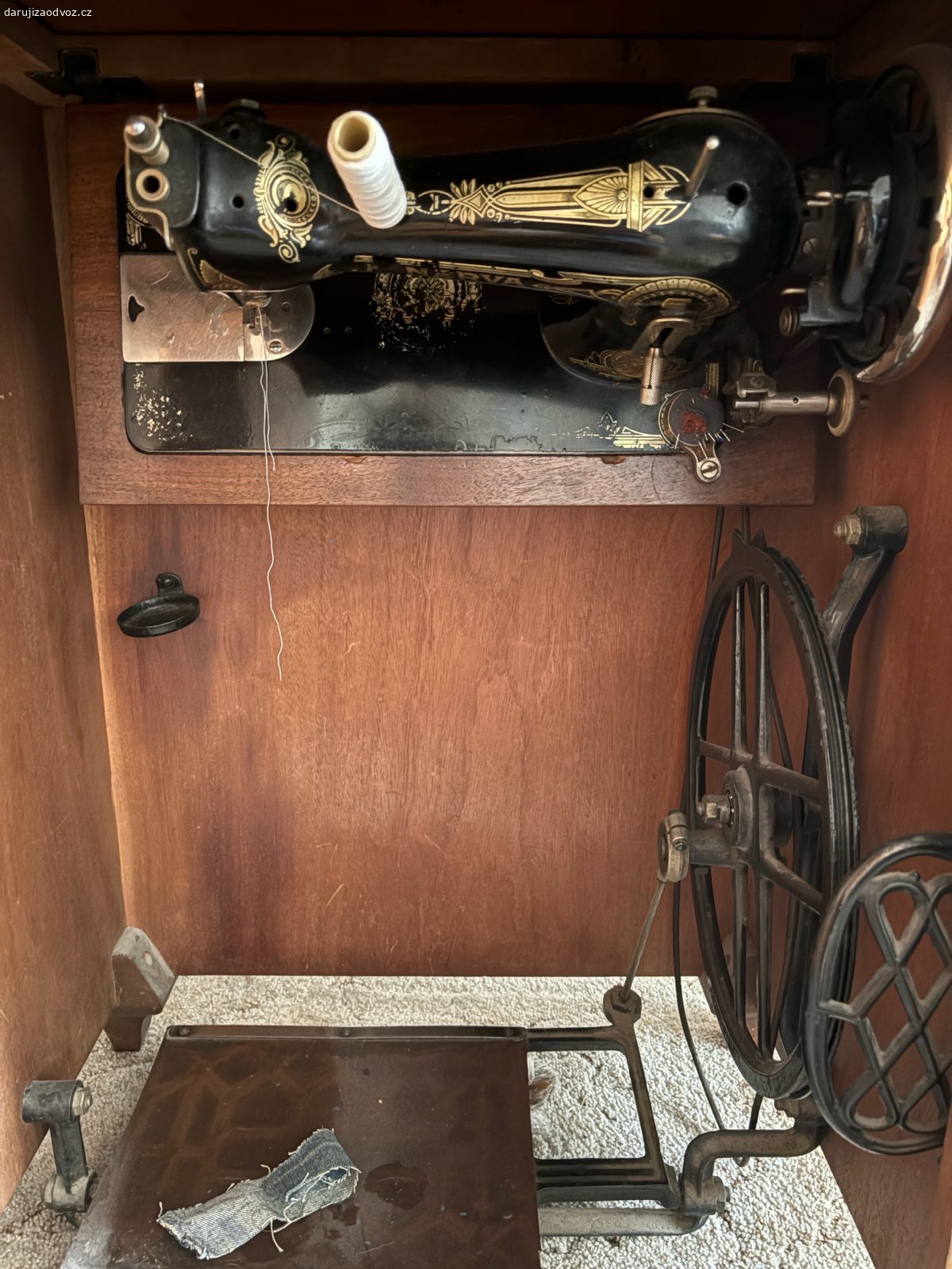 skrinovy sici stroj Minerva. praskla gumicka na kole, jinak funkcni. vyzvednusti praha Strasnice.