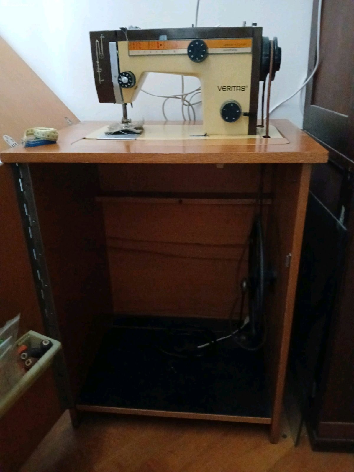 skříňový šicí stroj. funkční, značka Veritas