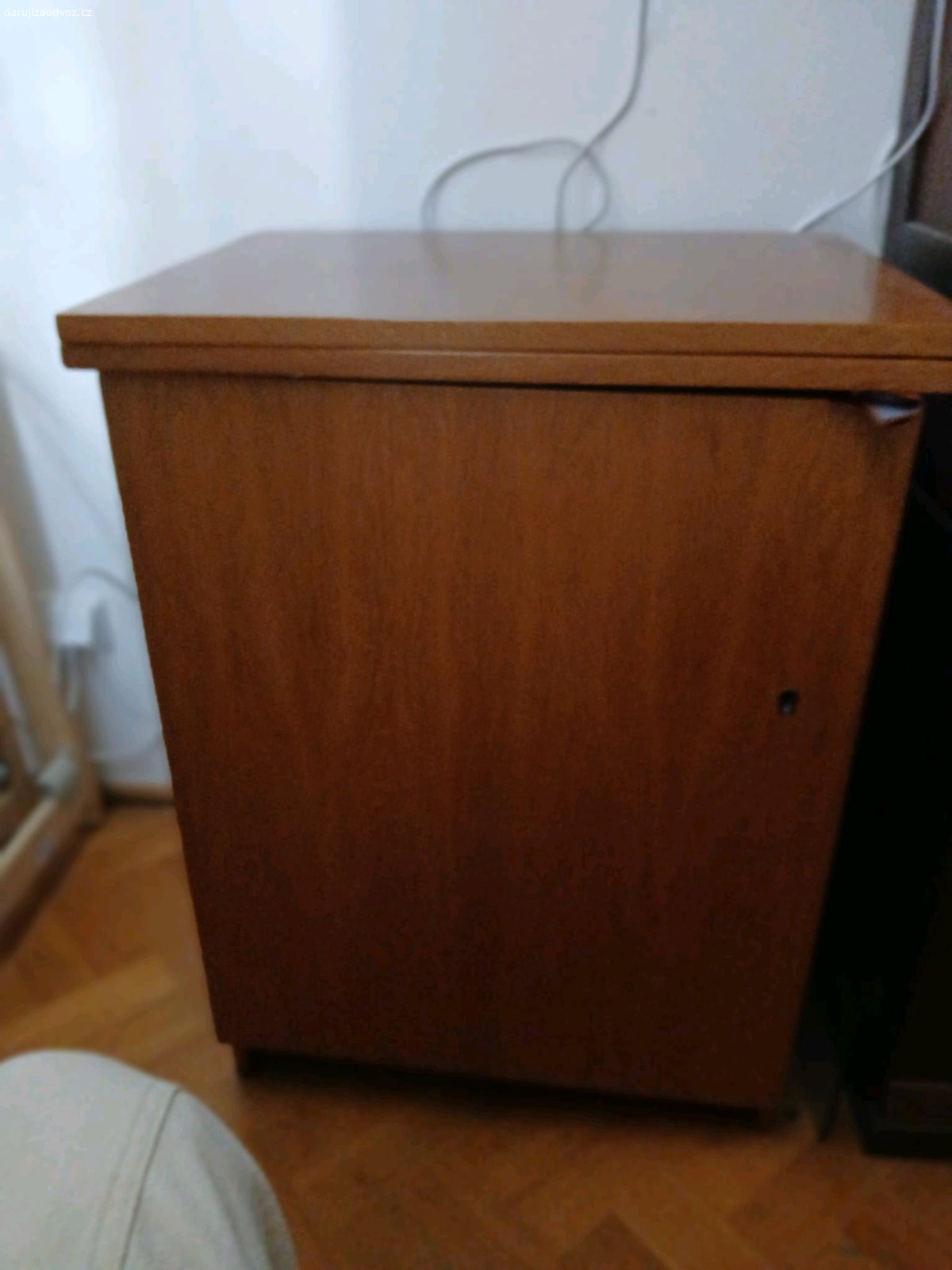 skříňový šicí stroj. funkční, značka Veritas