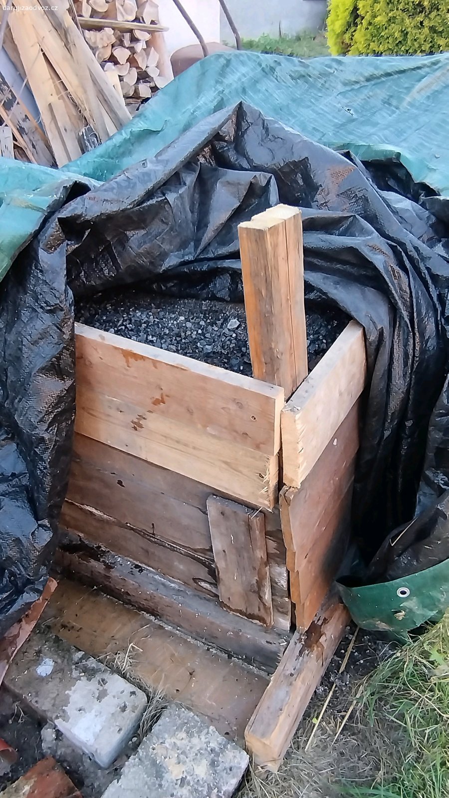 Škvára ze zásypu podlah. Škvára ze zásypu podlah (na drenáž, stavbu i zahradu). Drenáž pod dlažbu, zásyp na zahradě, odlehčení těžké půdy, příjezdové cesty.
