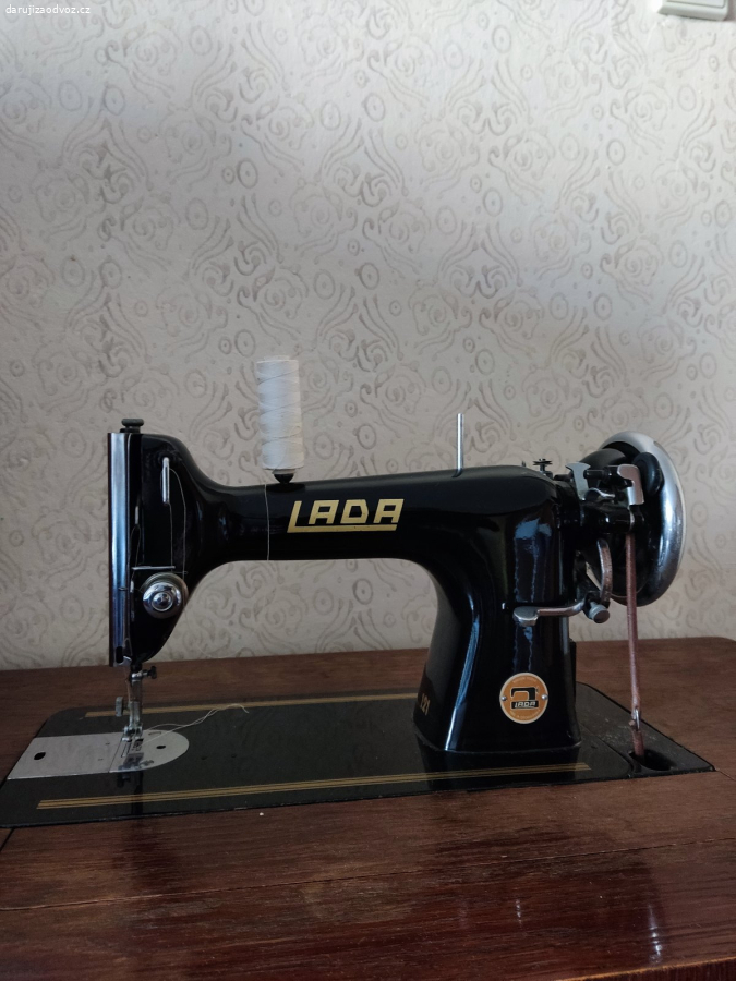 Šlapací šicí stroj LADA ve skříňce