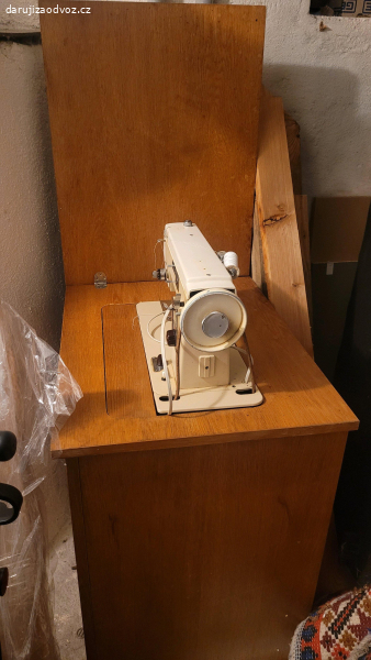 šlapací šicí stroj