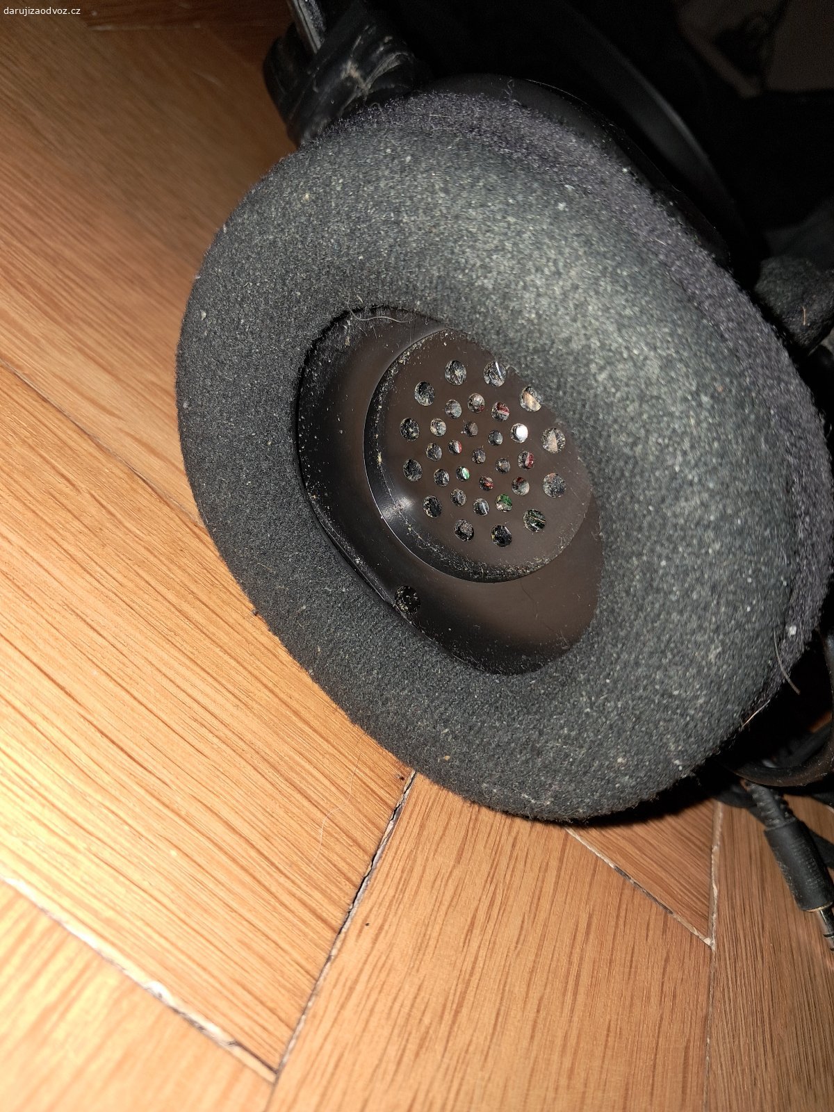 Sluchátka. Funkční, ale ve špatném mechanickém stavu (zalepené izolepou, vytahaná gumička), dlouhý kabel