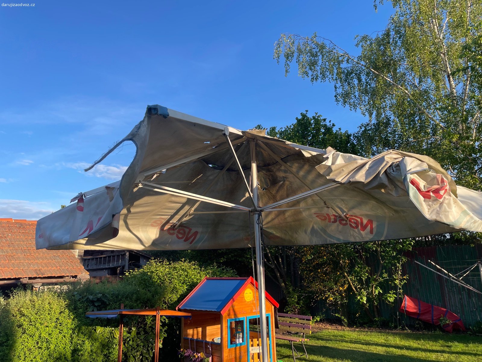 Slunečník. Mechanicky stále funkční “hospodský” slunečník. Třeba ještě někdo zvládne nově potáhnout. Rozměr 2,8 x 2,8 x 3m ( š x š x výška).
