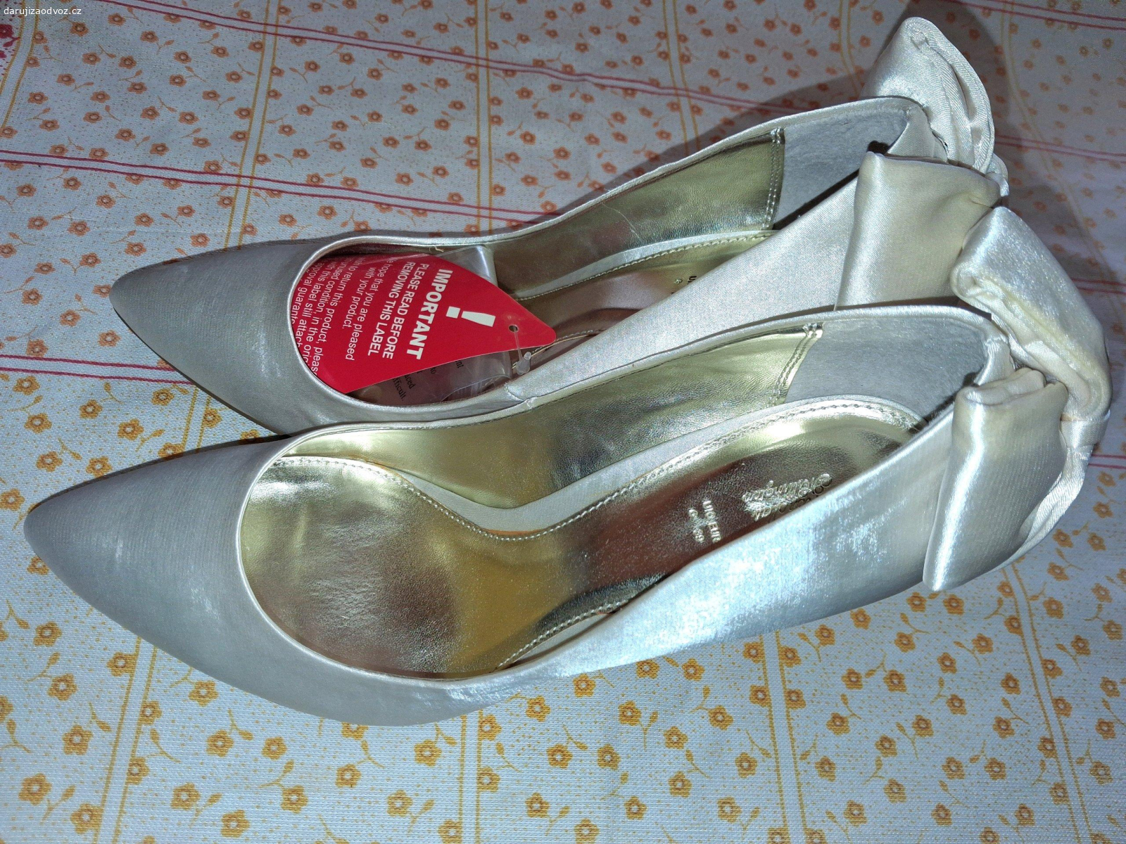 JIZ REZERVOVANO!. Daruji nove, nikdy nepouzite smetanove lodicky, velikost 6/39. Vzadu s velkou masli. Lezely nekolik let schovane v krabici... Nyni uz podpatky nenosim, jsem po operaci patere, takze je nevyuziju. Ale verim, ze v nich udela paradu nekdo jiny. :-)
Posilam Balikovnou za 79kc.