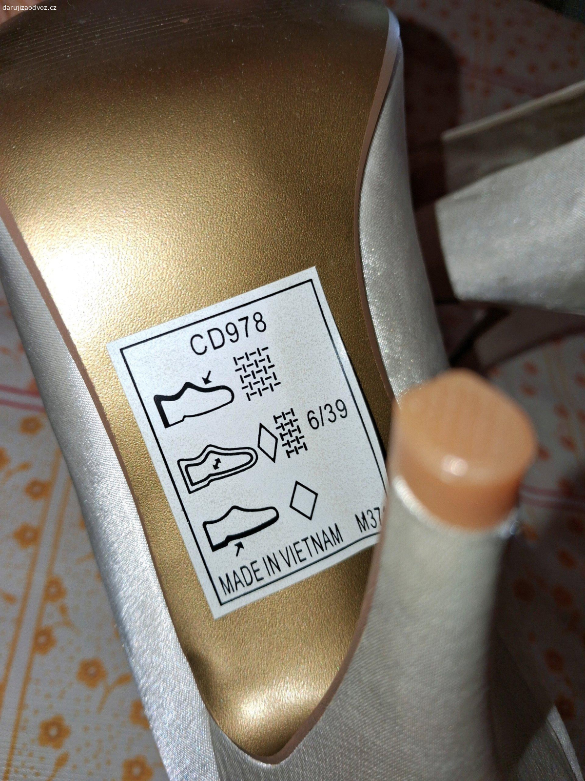 JIZ REZERVOVANO!. Daruji nove, nikdy nepouzite smetanove lodicky, velikost 6/39. Vzadu s velkou masli. Lezely nekolik let schovane v krabici... Nyni uz podpatky nenosim, jsem po operaci patere, takze je nevyuziju. Ale verim, ze v nich udela paradu nekdo jiny. :-)
Posilam Balikovnou za 79kc.