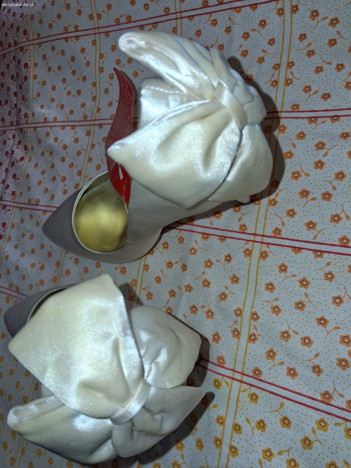 JIZ REZERVOVANO!. Daruji nove, nikdy nepouzite smetanove lodicky, velikost 6/39. Vzadu s velkou masli. Lezely nekolik let schovane v krabici... Nyni uz podpatky nenosim, jsem po operaci patere, takze je nevyuziju. Ale verim, ze v nich udela paradu nekdo jiny. :-)
Posilam Balikovnou za 79kc.