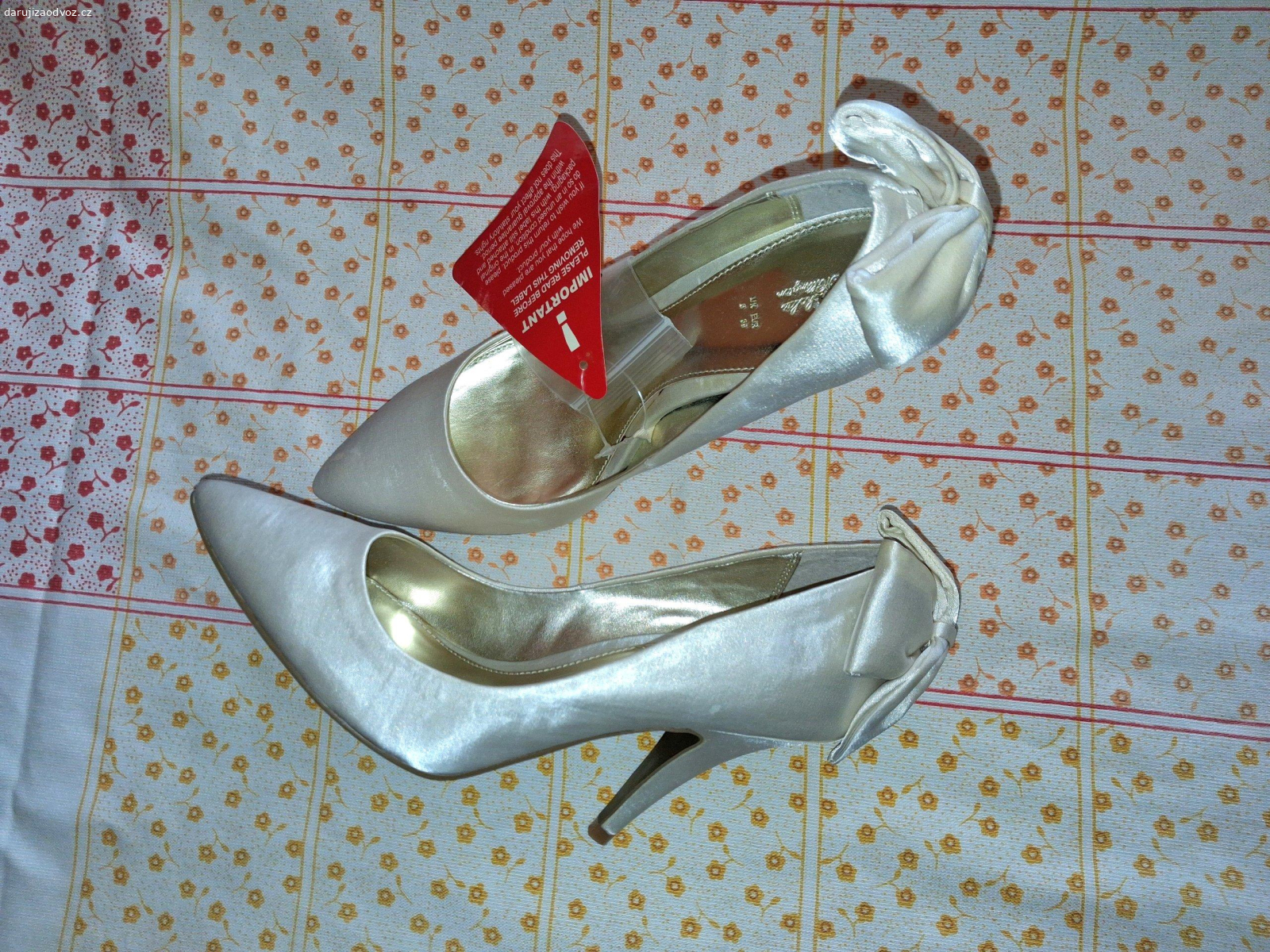 JIZ REZERVOVANO!. Daruji nove, nikdy nepouzite smetanove lodicky, velikost 6/39. Vzadu s velkou masli. Lezely nekolik let schovane v krabici... Nyni uz podpatky nenosim, jsem po operaci patere, takze je nevyuziju. Ale verim, ze v nich udela paradu nekdo jiny. :-)
Posilam Balikovnou za 79kc.