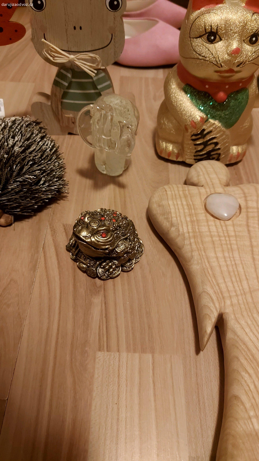 sošky, hrnek, puzzle, světýlka. sošky: beruška, žába dřevěná, ropucha na peníze, andílek dřevěný s ruzeninem, čínská kočka štěstí, skleněný svítící slon, ježek. 
hrnek se srdcem černý, reaguje na horkou vodu. 
puzzle s krystaly, nerozbalene a celé. 
led světýlka na baterky nerozbalene.