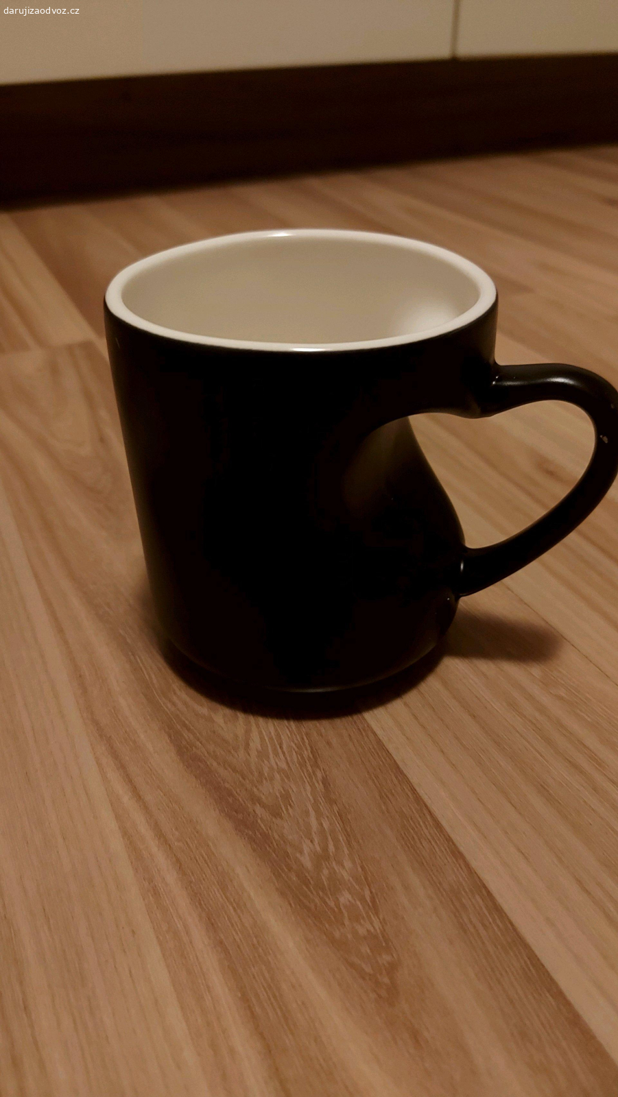 sošky, hrnek, puzzle, světýlka. sošky: beruška, žába dřevěná, ropucha na peníze, andílek dřevěný s ruzeninem, čínská kočka štěstí, skleněný svítící slon, ježek. 
hrnek se srdcem černý, reaguje na horkou vodu. 
puzzle s krystaly, nerozbalene a celé. 
led světýlka na baterky nerozbalene.