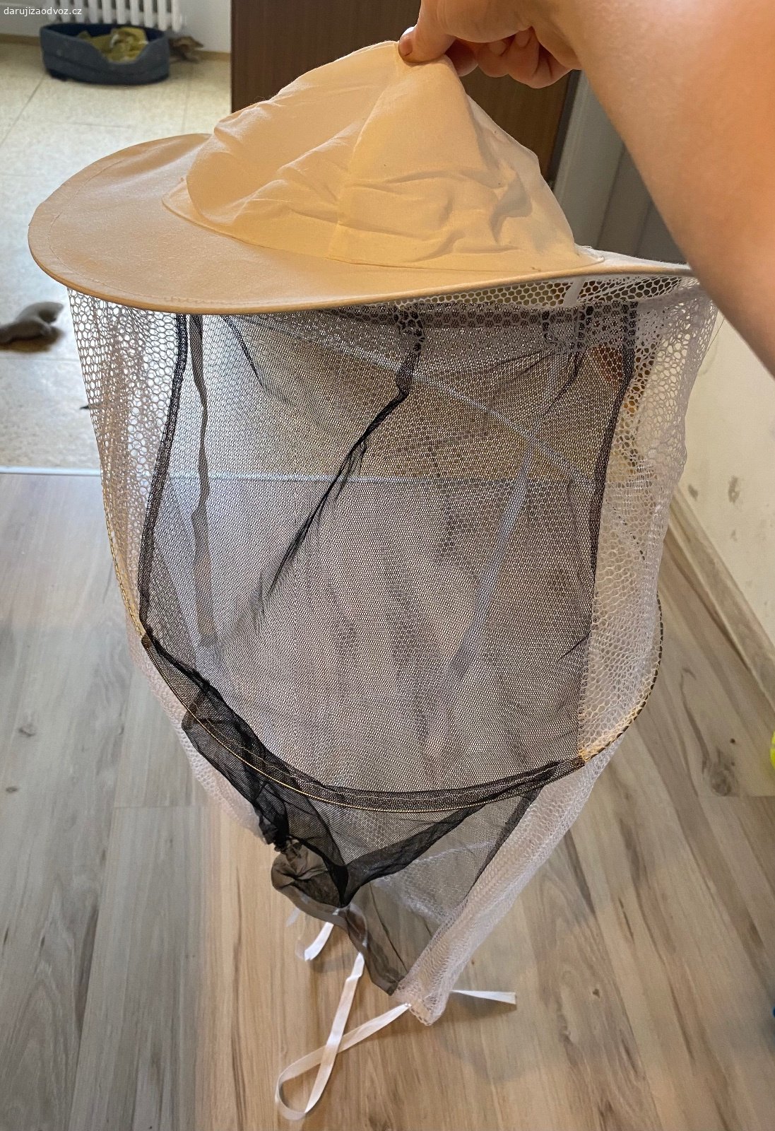 Soubor více věci za odvoz. Za odvoz

Jako soubor i jednotlivě:
- stojanek na fotky, oboustranný IKEA
- forma na domácí výrobu ručního papíru
- podložky pro štěňata na čůrání, 12 ks nové
- 4 různé knihy
- včelařský klobouk
1x nový Tattoo Armour vel. L

Vyzvednutí dnes či zítra 
V Lomech, Opatov (kousek od metra)