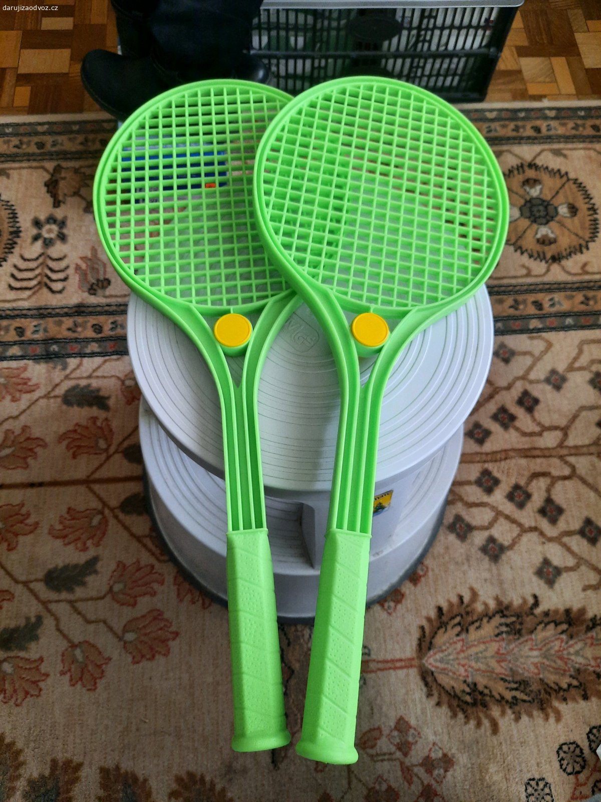Souprava na plážový tenis. Souprava na plážový tenis - 2 rakety, 3 mechové míčky. Minimálně používáno, velmi dobrý stav. Preferuji osobní převzetí před zasíláním.