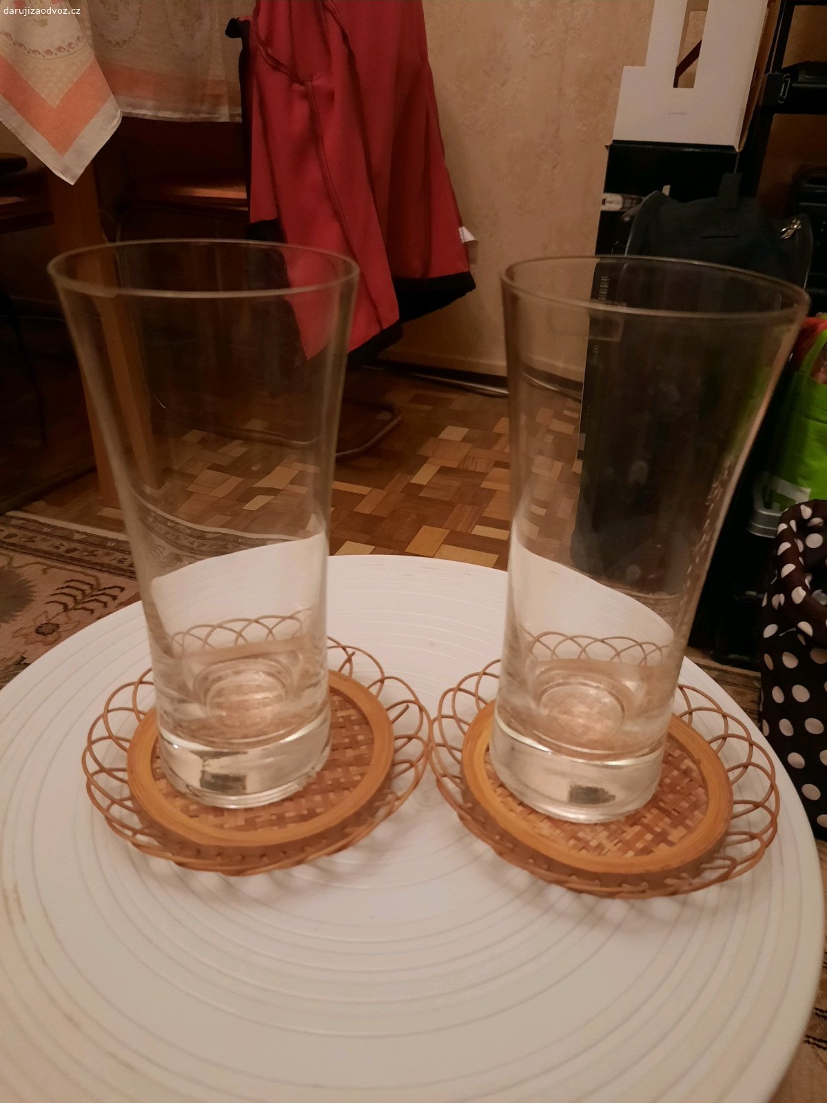 Souprava/nesouprava pro dva. 2 hrnečky, 2 vysoké skleničky, 2 nízké skleničky. Nápoje vlastní :o) Preferuji osobní převzetí před zasíláním.