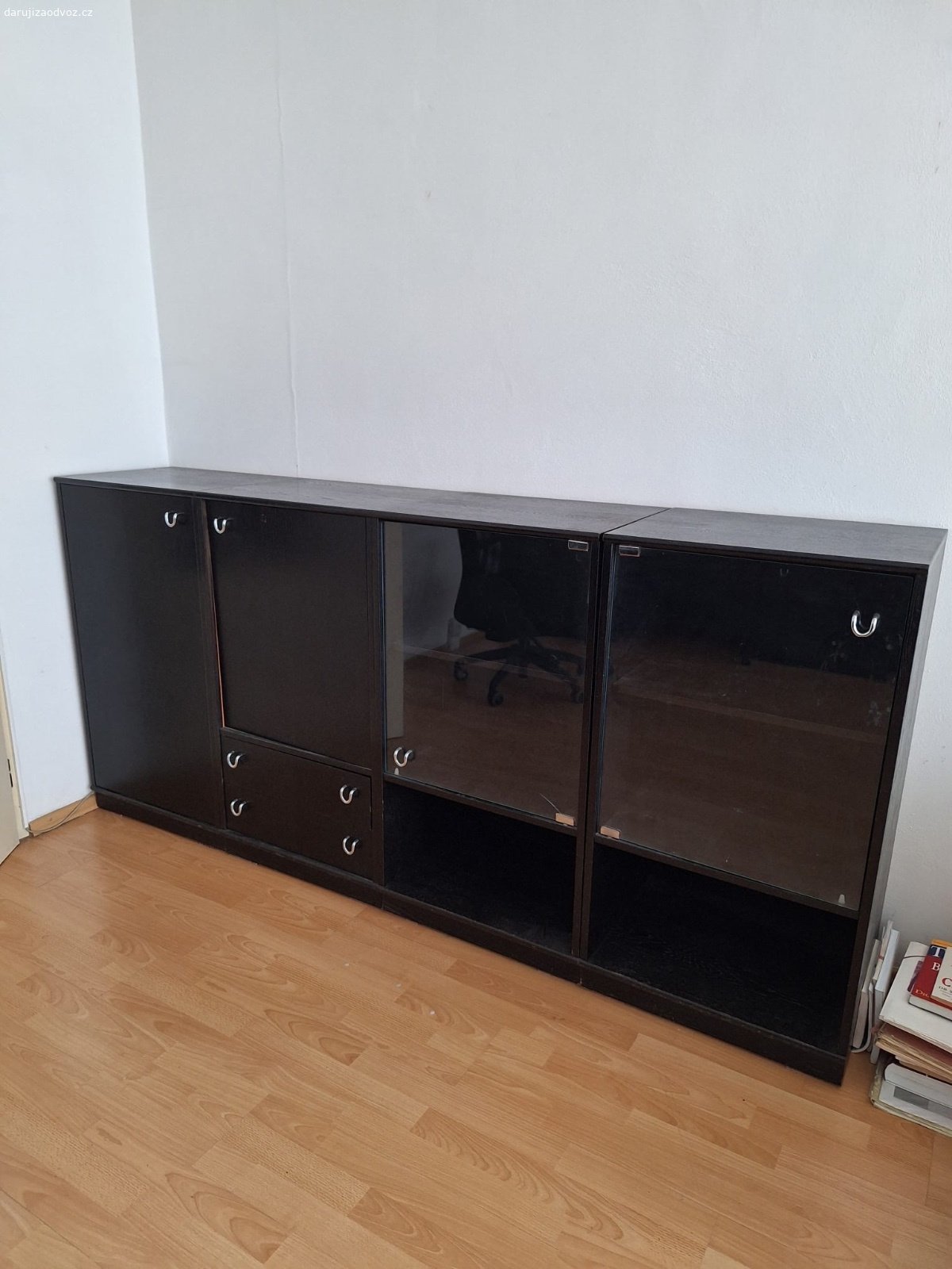 Soustava skrinek do obyvaku cerna. Soustava skrinek, urcite tak 30 let ale v peknem stavu. Bohuzel nejde to rozebrat nijak extra, krom dvirek. Funkcni a nerozbita. Barva cerna. Byla v obyvaku na knizky a dokumenty.
Velké: výška 102
            Šířka 54
            Hloubka 42
Malé: výška 52
           Šířka 54
            Hloubka 42
Nektere maji sklenena dvirka.
Odber do stredy vcetne 28.11.