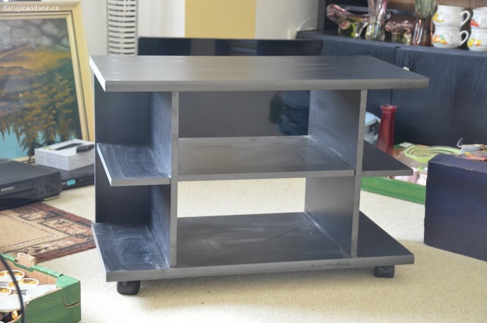 SPĚCHÁ: Daruji TV skříňku. Nabízím černou televizní skříňku na kolečkách - za odvoz. Rozměry: š 79 cm, v 55 cm, h 40 cm. Šmouhy na fotografiích jsou pouze stopy do prachu, lze snadno otřít.