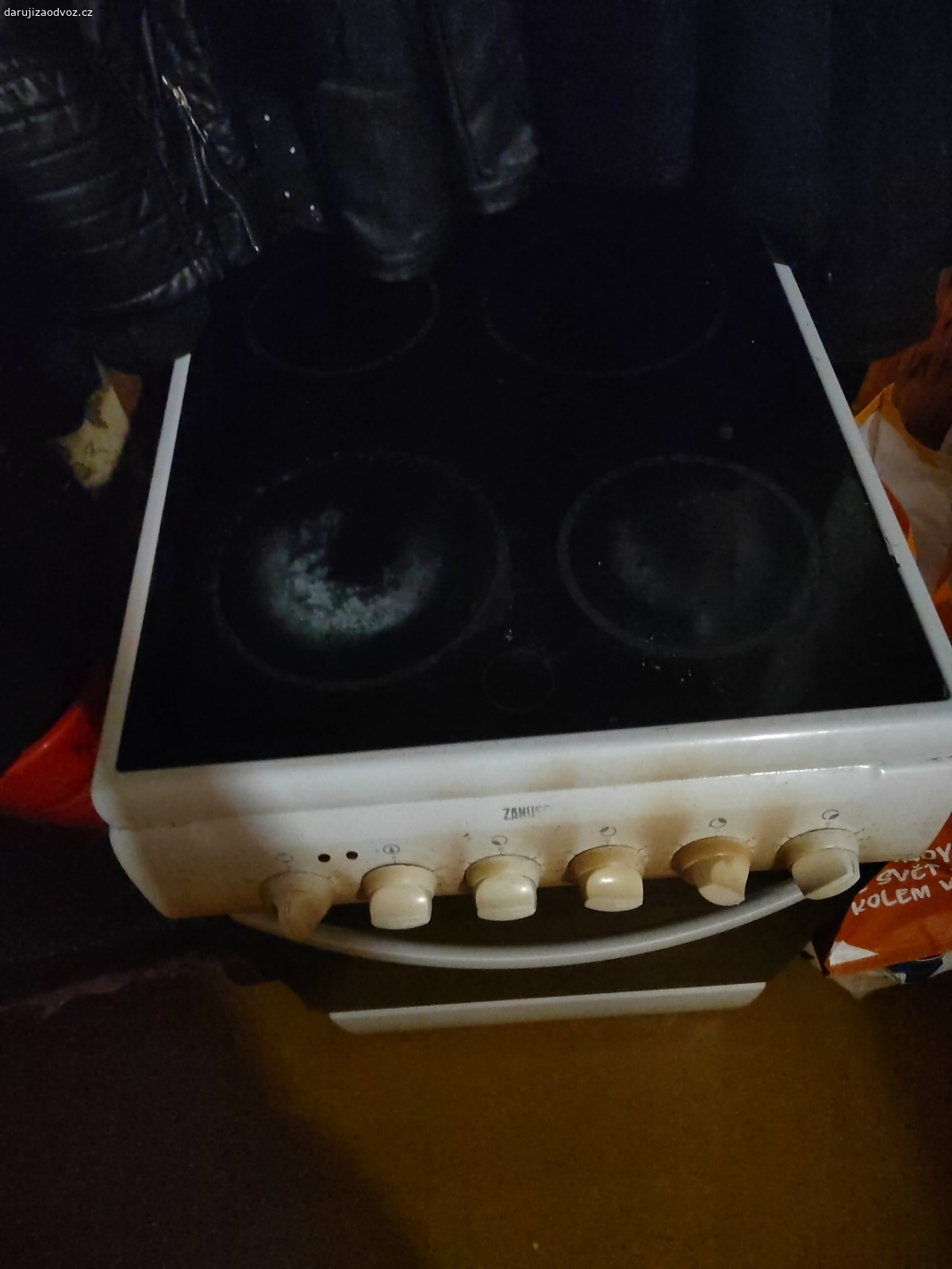 Sporák sklokeramický. Hodně opotřebené ale stále funkční. Šířka 50cm