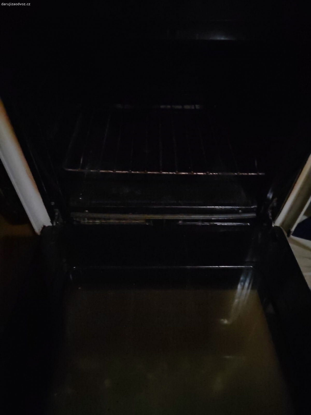 Sporák sklokeramický. Hodně opotřebené ale stále funkční. Šířka 50cm