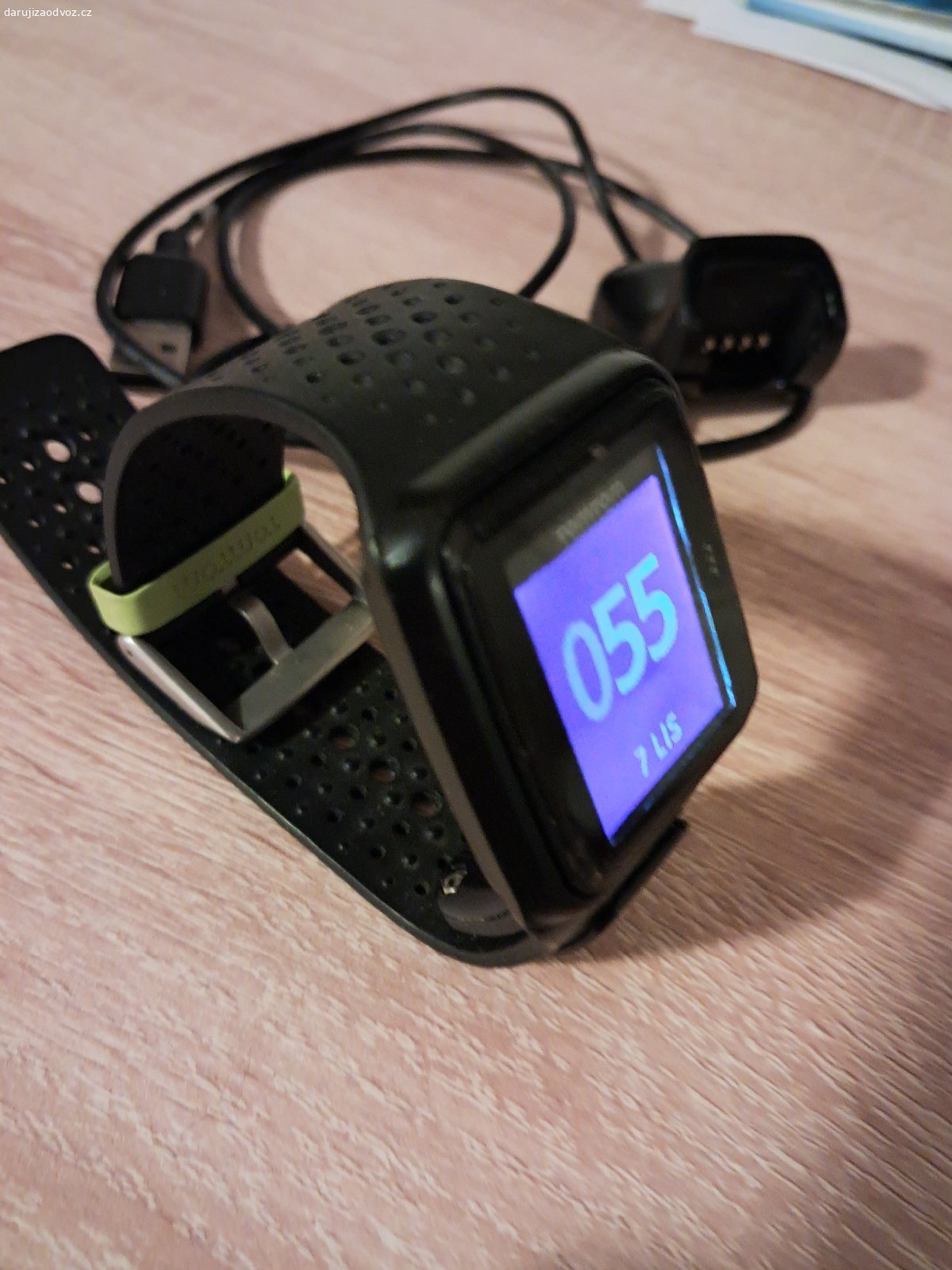 Sportovní hodinky TomTom Runner. GPS hodinky k měření sportovní aktivity. Hůře se mačká pravé tlačítko.